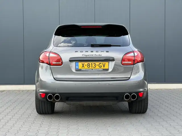 Porsche Cayenne view 8