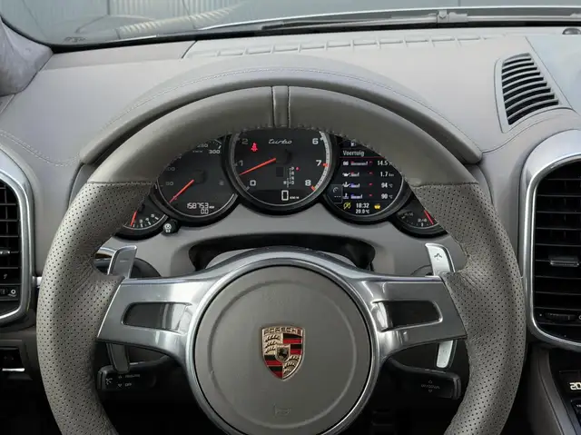 Porsche Cayenne view 23