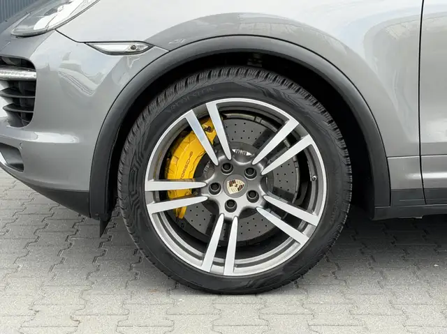 Porsche Cayenne view 25
