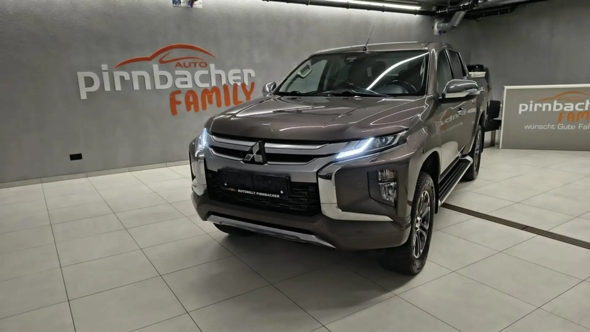 Mitsubishi L200 0 DK DI-D 2,2 Diamond 4WD AT Leder 22 Grau - 1