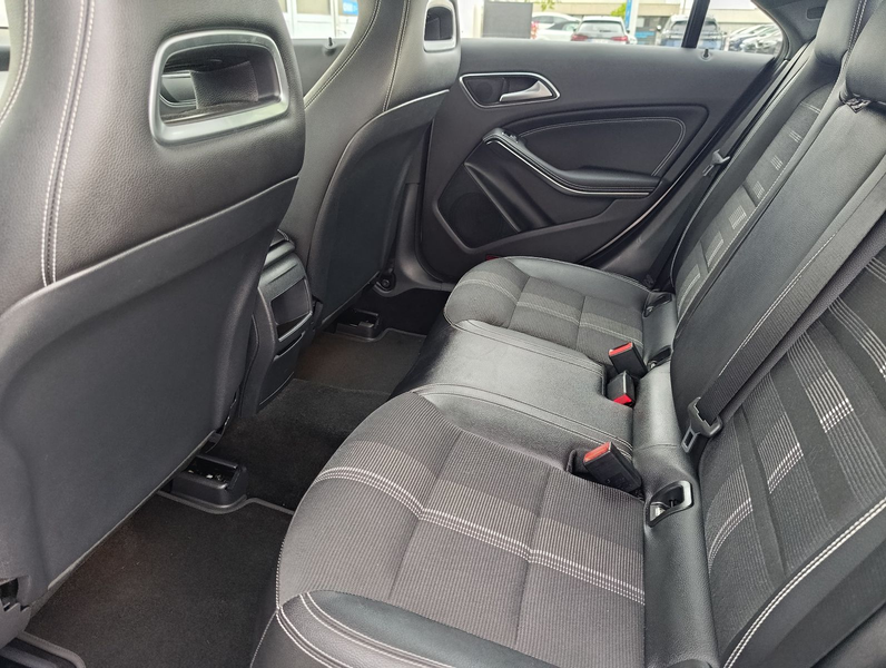 Mercedes-Benz CLA 180 Coupe Urban Automatik Navi LED SHZ PDC — photo 11