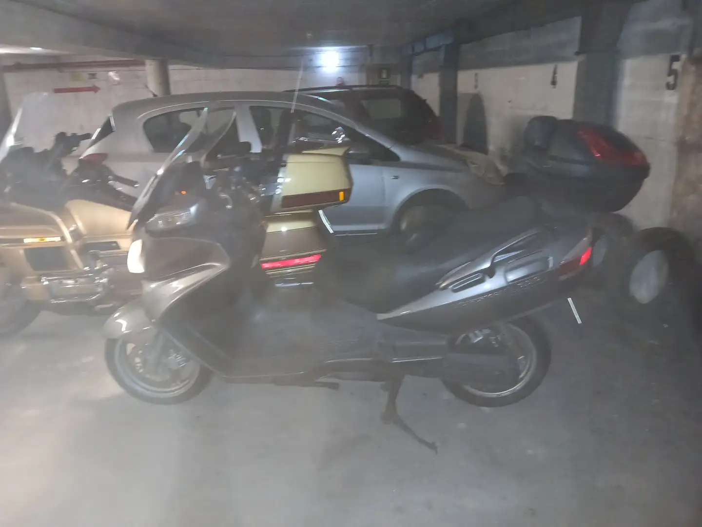 Suzuki Burgman 650 Executive Gri - 2