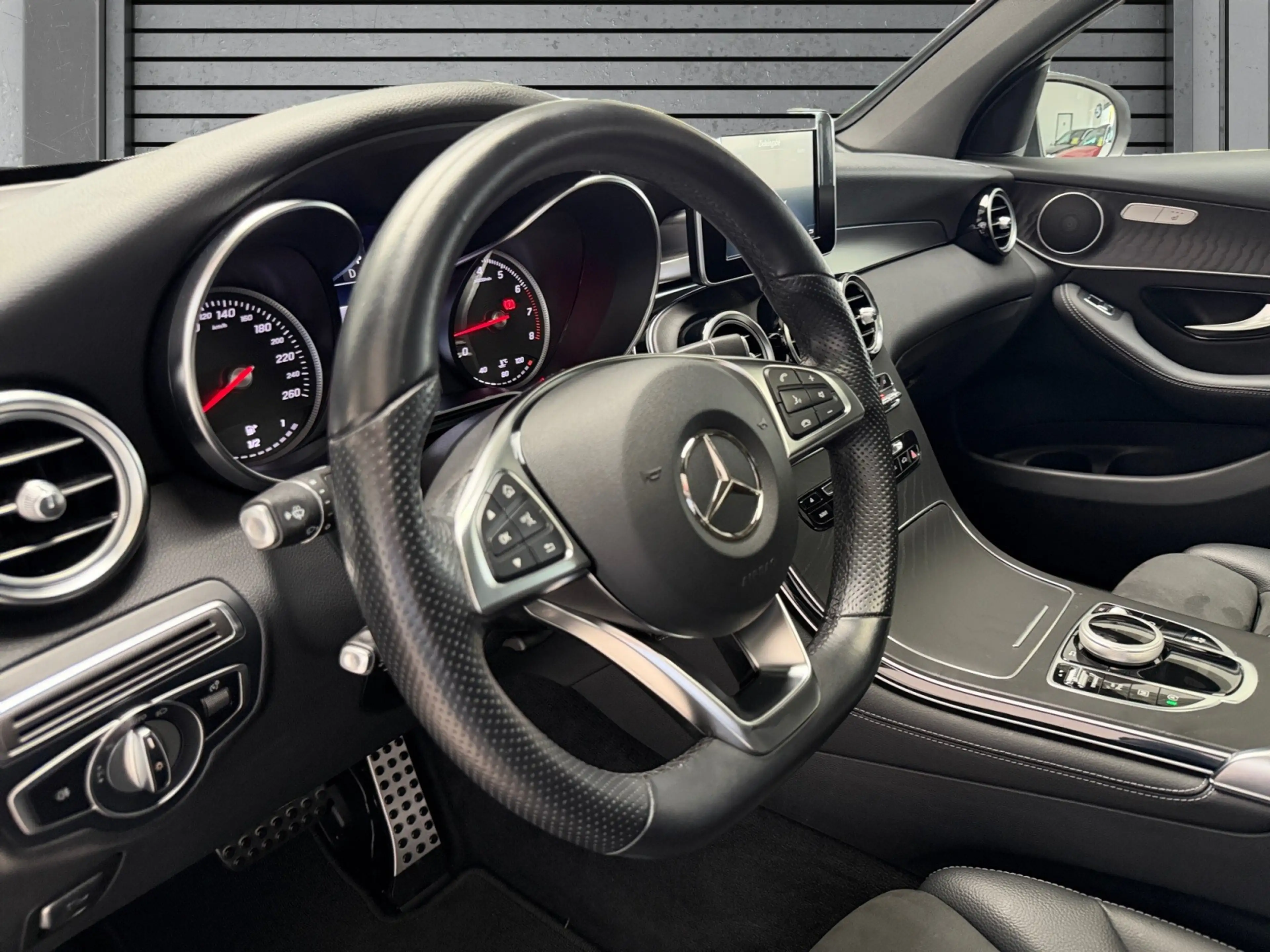 Mercedes-Benz GLC 250 COUPE 4M AMG NIGHT+NAVI+LED+PANO+DISTRO+ — photo 7