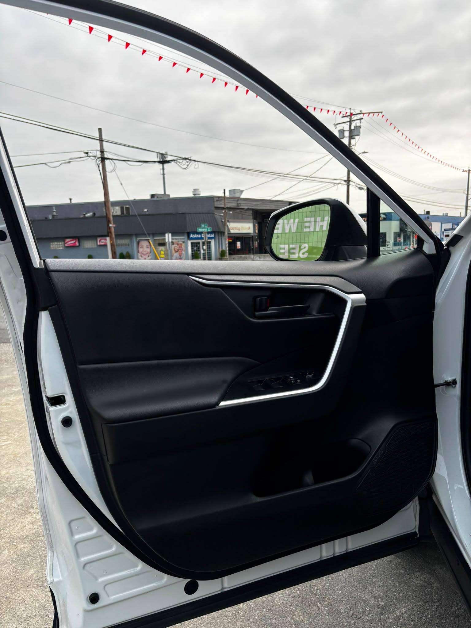 2022 Toyota RAV4 Hybrid — view 9