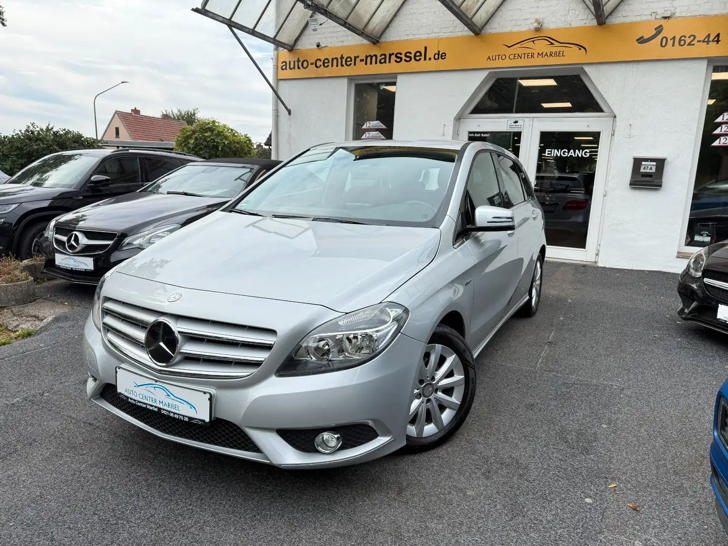 Mercedes-Benz B 180 NAVI/AHK/SITZHEIZUNG/WENIG KM Silber - 1
