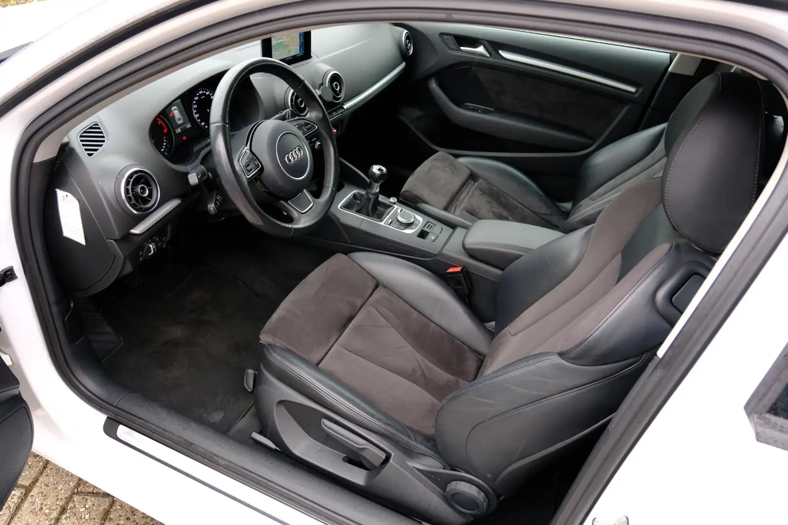 Audi A3 1.4 TFSI CoD 150pk Ambition Pro Line plus Xenon|Na Biały - 2