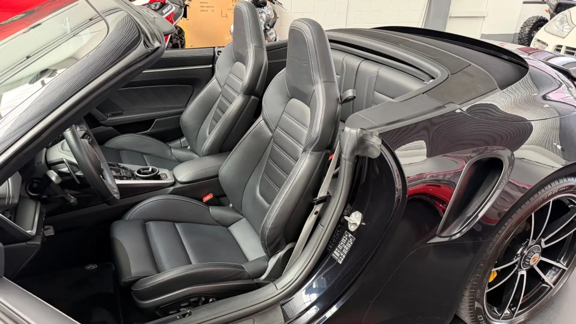 포르쉐 911 Turbo S Cabriolet 2024 검정 사진 7