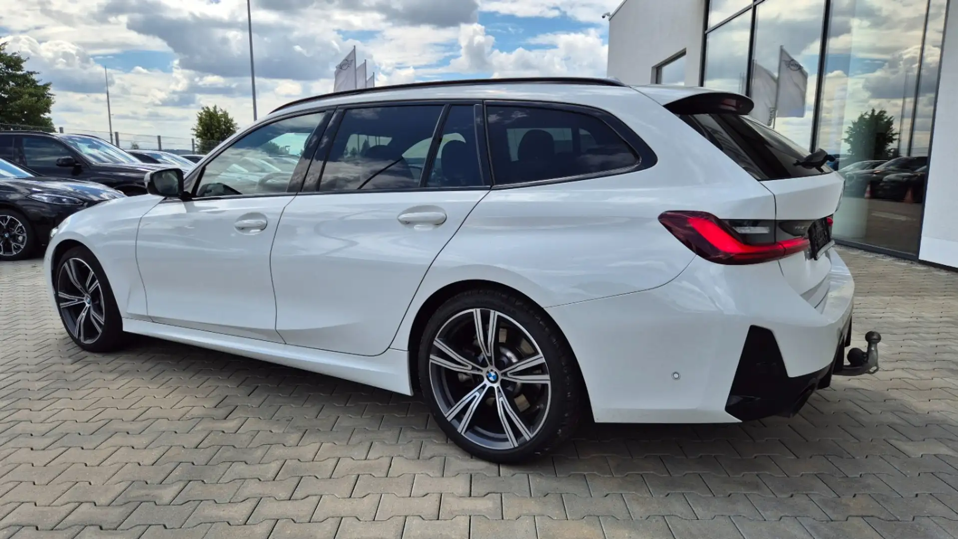 BMW 330 d xDrive touring ///M-Sport/SpurAss/StHzg/AHK/Alar Білий - 2