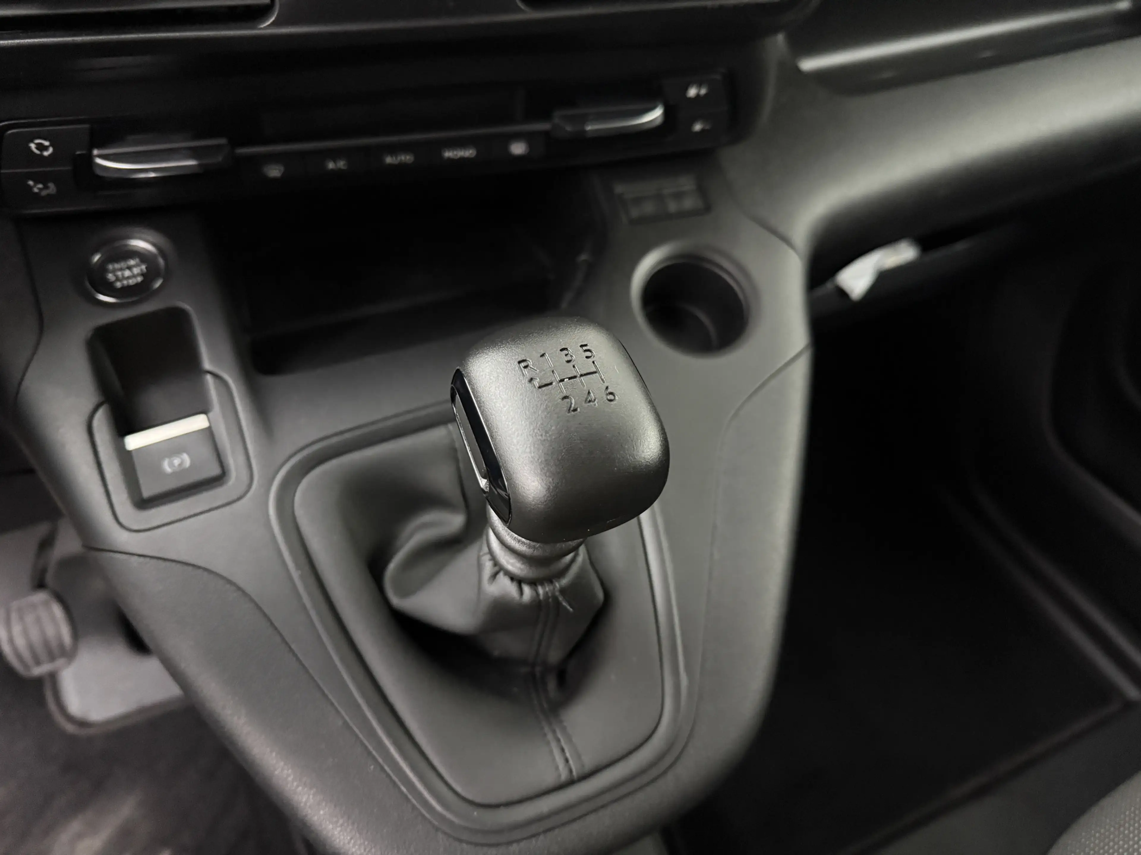 Peugeot Partner 1.2 PureTech Benzine Premium | Marge | Navigatie | — photo 17
