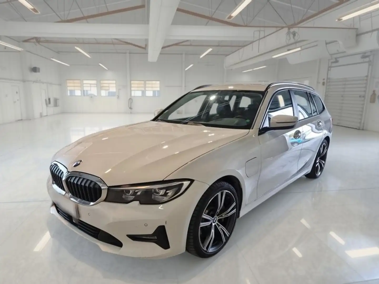 BMW 330 330e xDrive Business Advantage Touring auto - 1