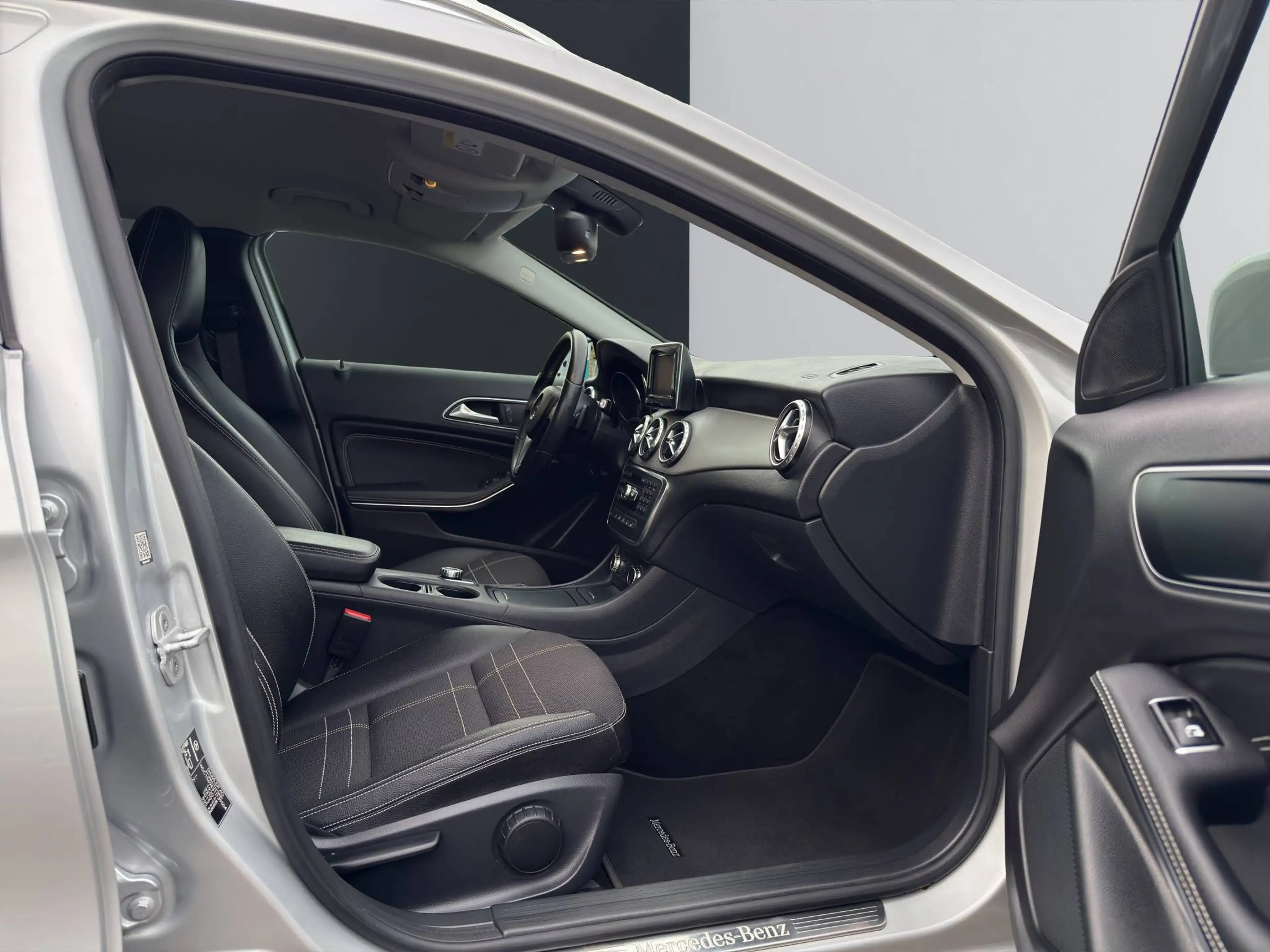 Mercedes-Benz GLA 200 GLA 200 Urban Navi/Xenon/Kamera — photo 13