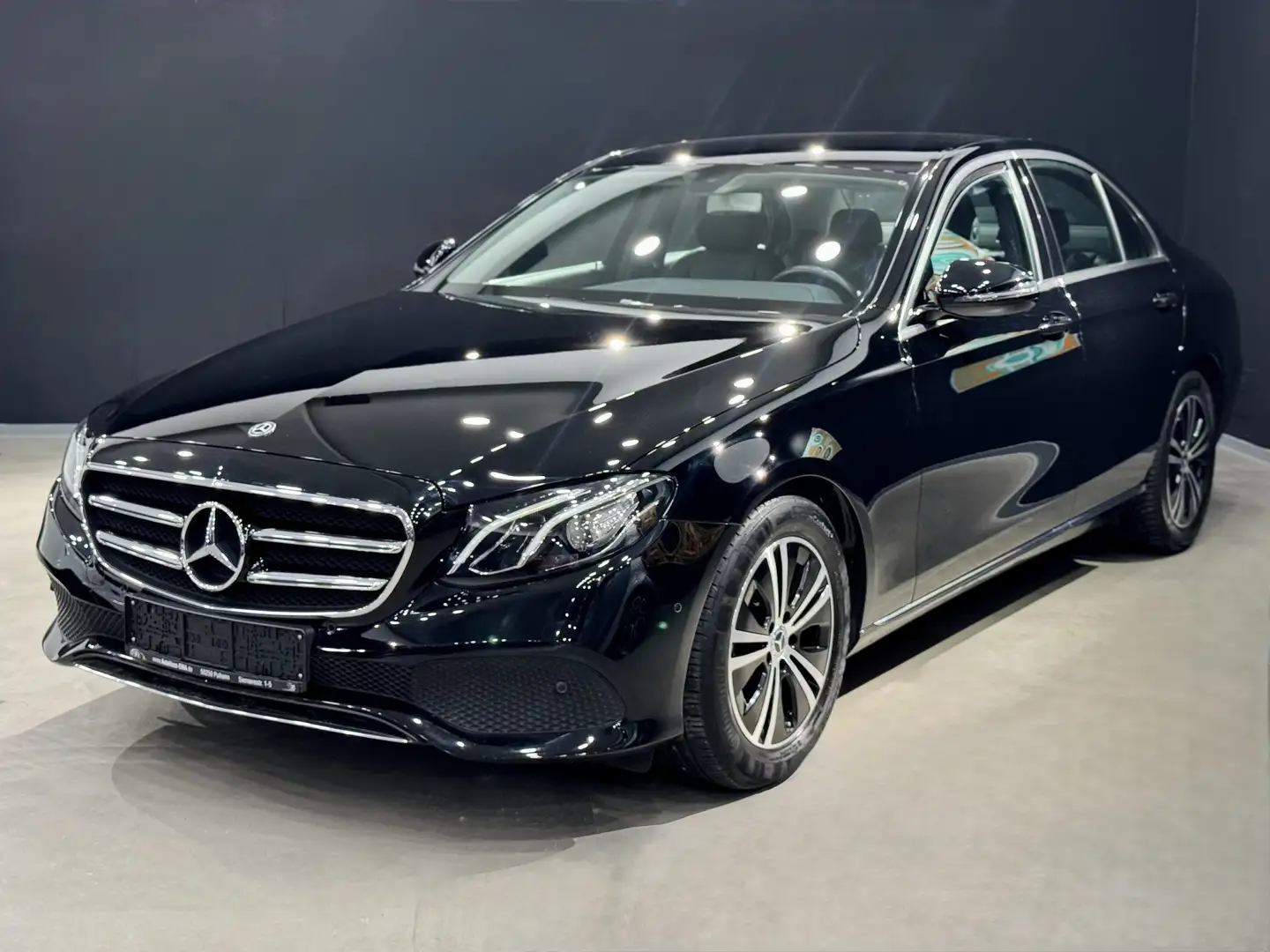 Mercedes-Benz E 200 d*1.Besitz*NAVI*Sitzheizung*Kamera*Leder*MultiLenk Schwarz - 1