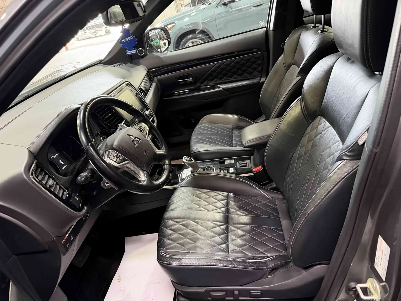Mitsubishi Outlander снимка Mitsubishi Outlander