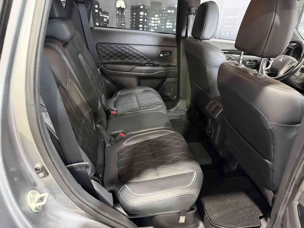 Mitsubishi Outlander снимка Mitsubishi Outlander