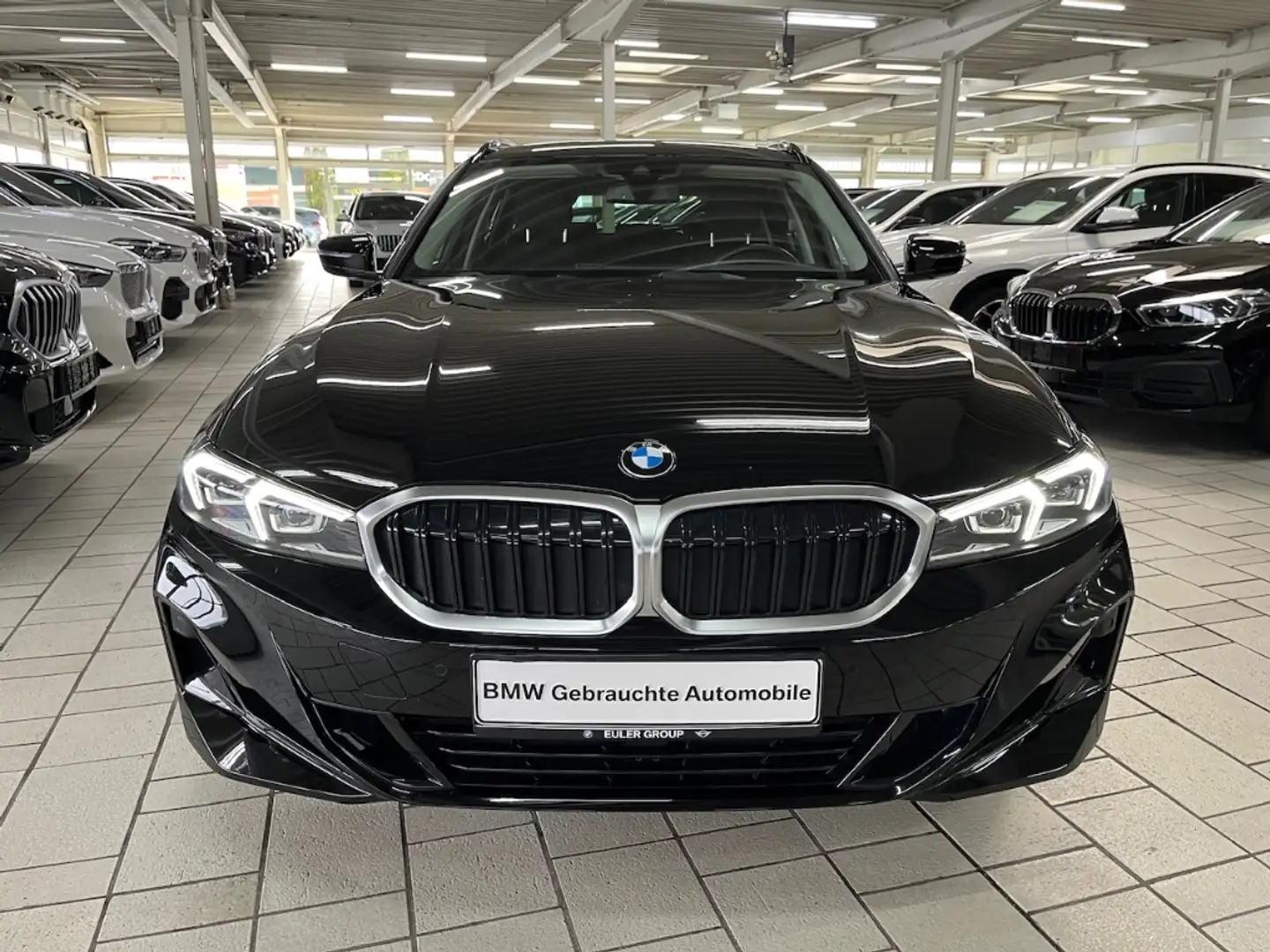 BMW 318 i A Touring PDC Fernlichtass. DAB  Navi LED 3-Z-Kl Schwarz - 2