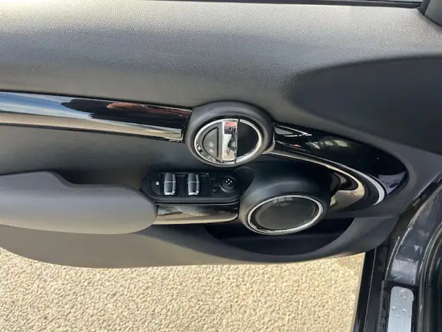 Mini Hatch view 27