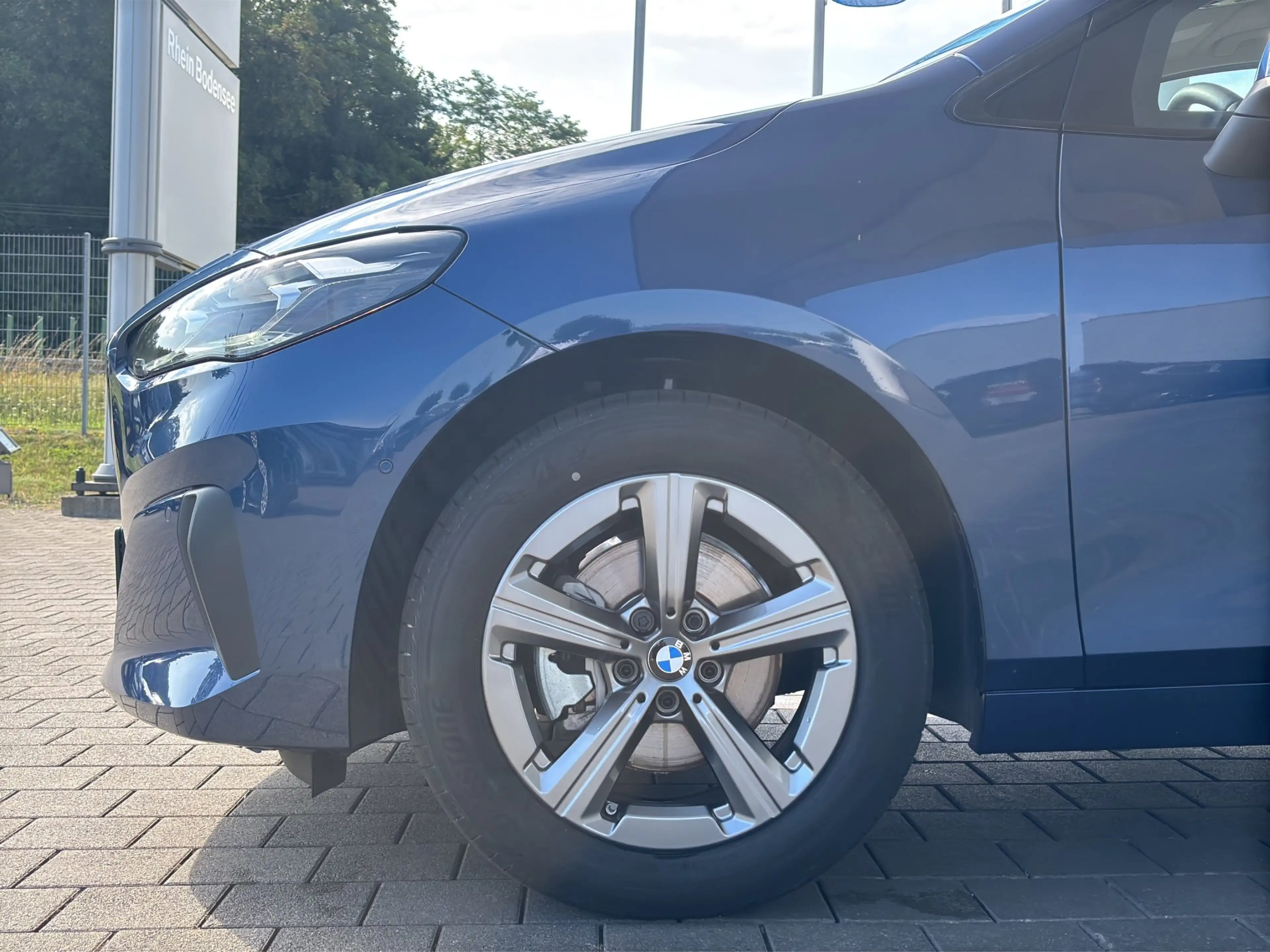 BMW 220 i Active Tourer — photo 3
