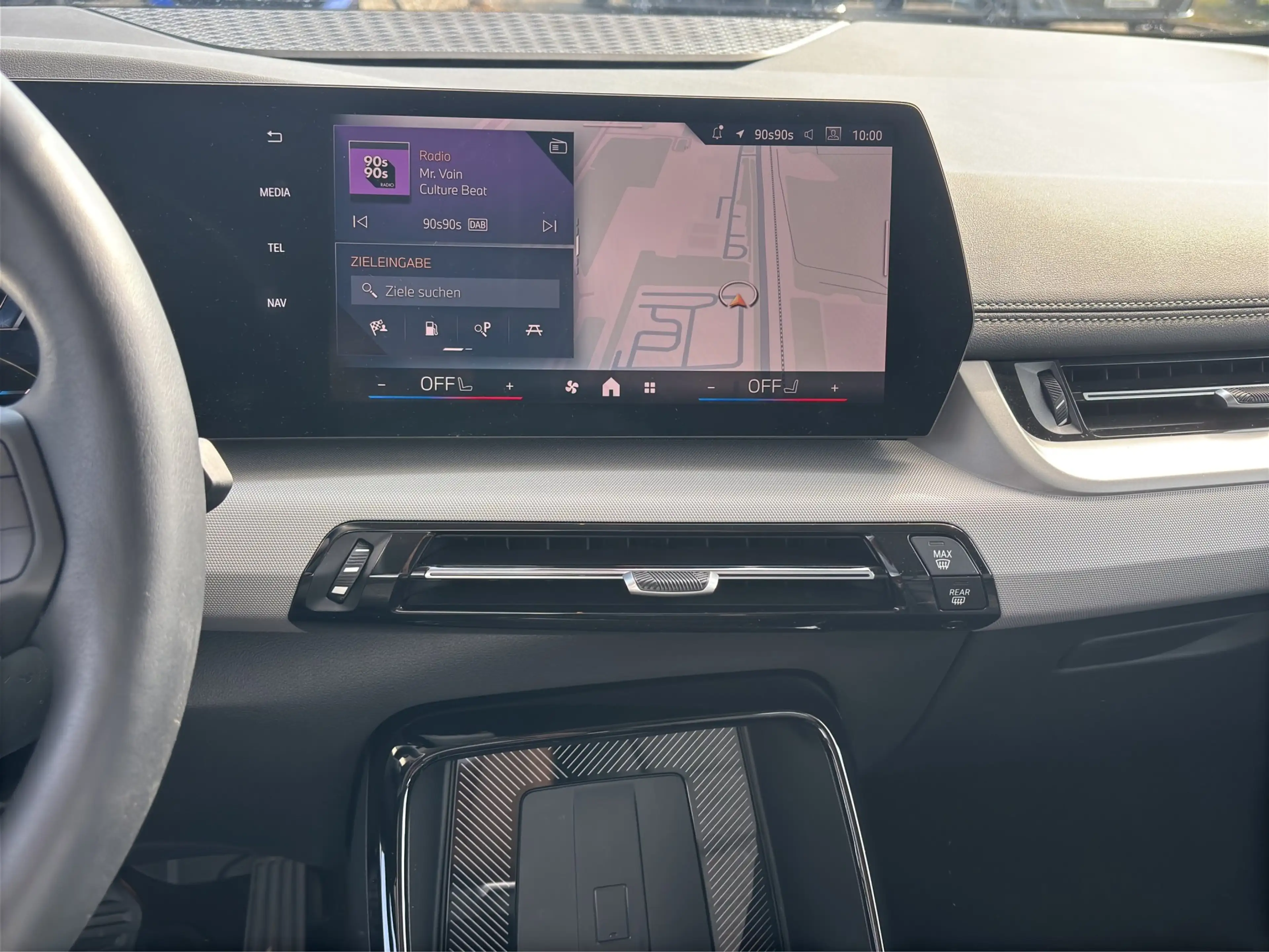 BMW 220 i Active Tourer — photo 9