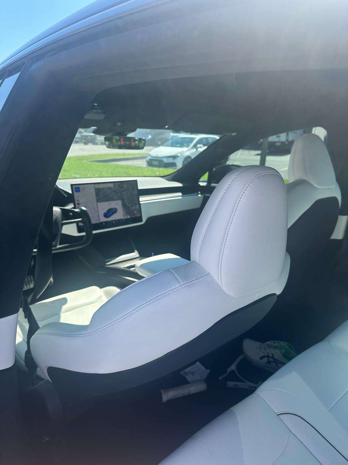 2022 Tesla Model S thumb 13