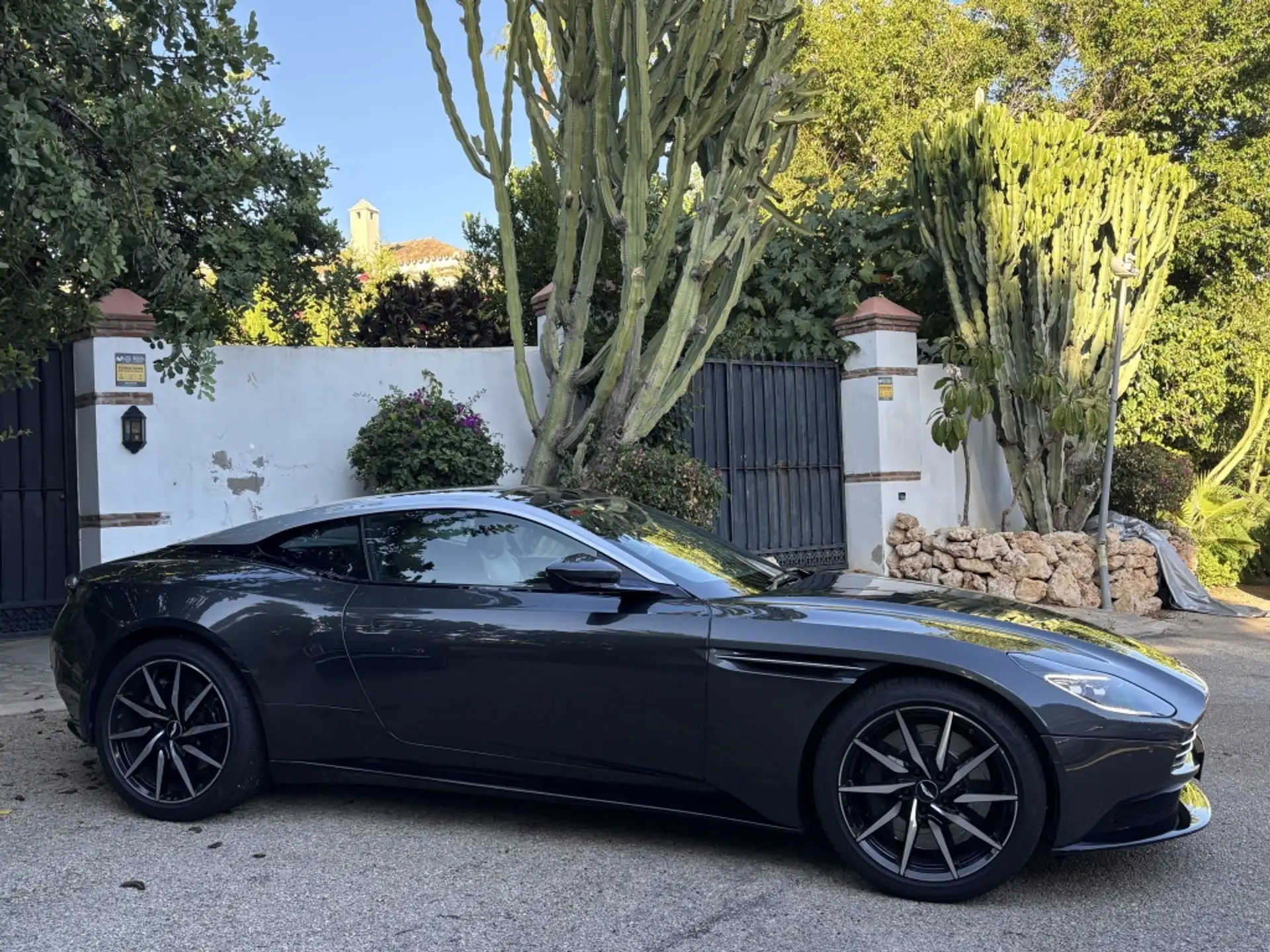 애스턴마틴 DB11 V8 2019 블랙 사진 3