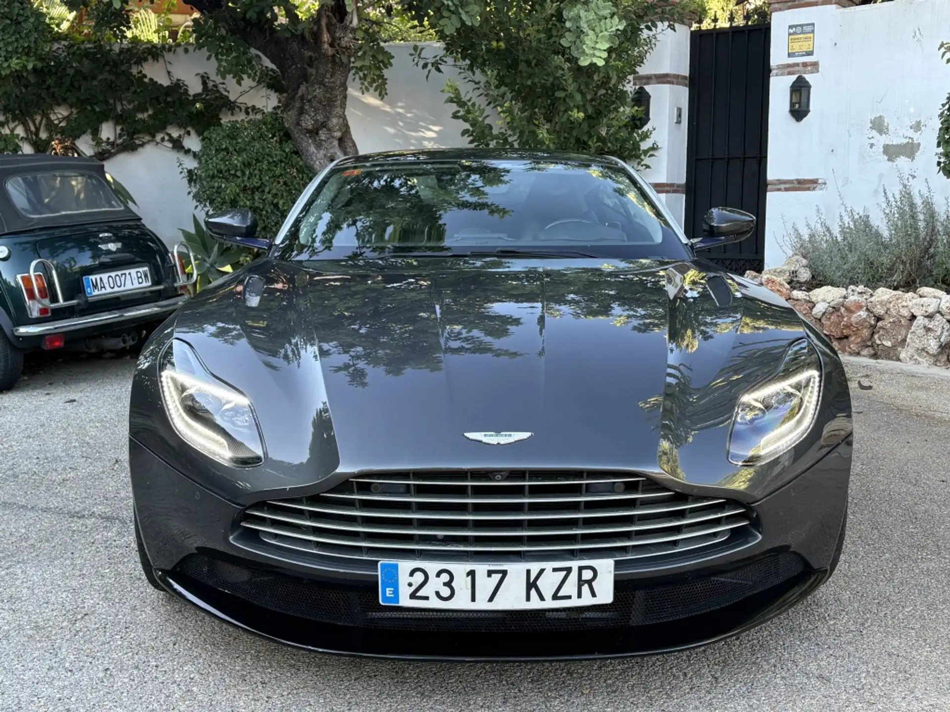 애스턴마틴 DB11 V8 2019 블랙 사진 2