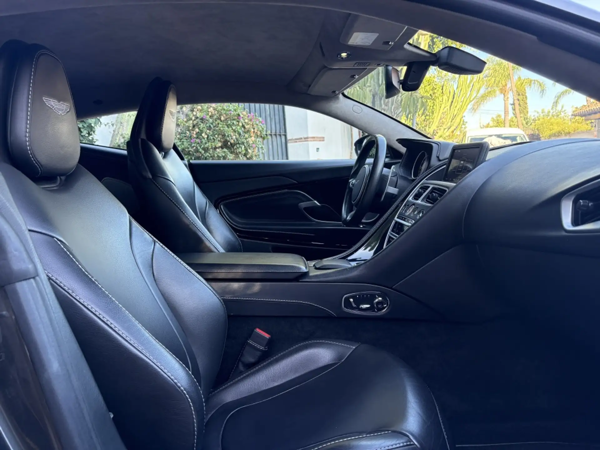 애스턴마틴 DB11 V8 2019 블랙 사진 5