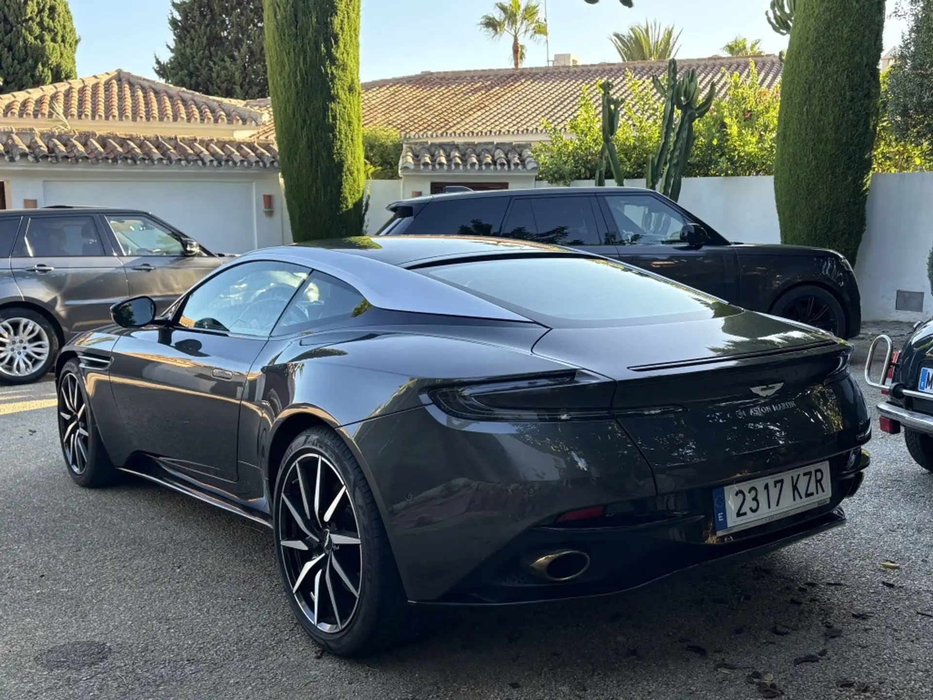 애스턴마틴 DB11 V8 2019 블랙 사진 4