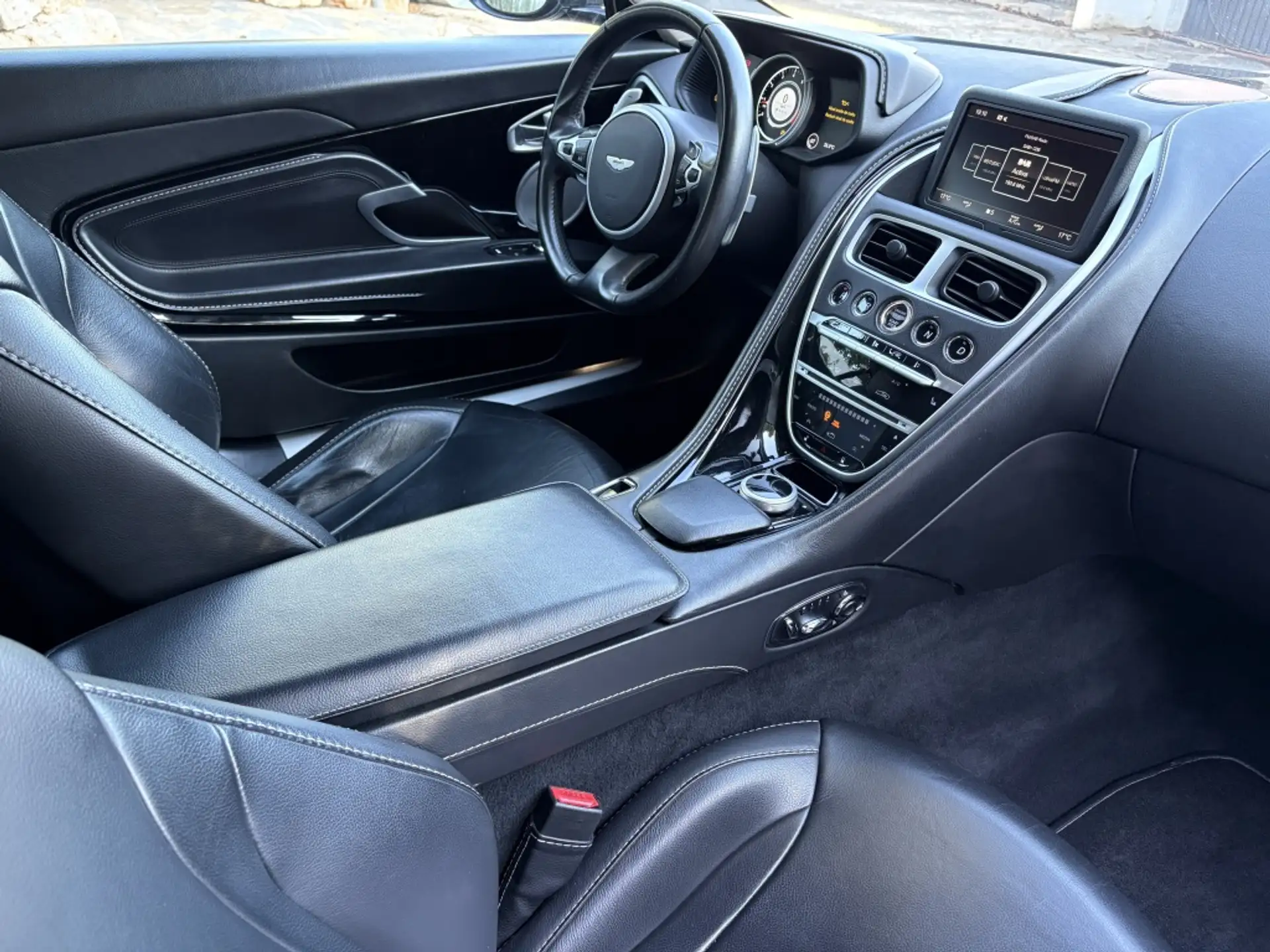 애스턴마틴 DB11 V8 2019 블랙 사진 6