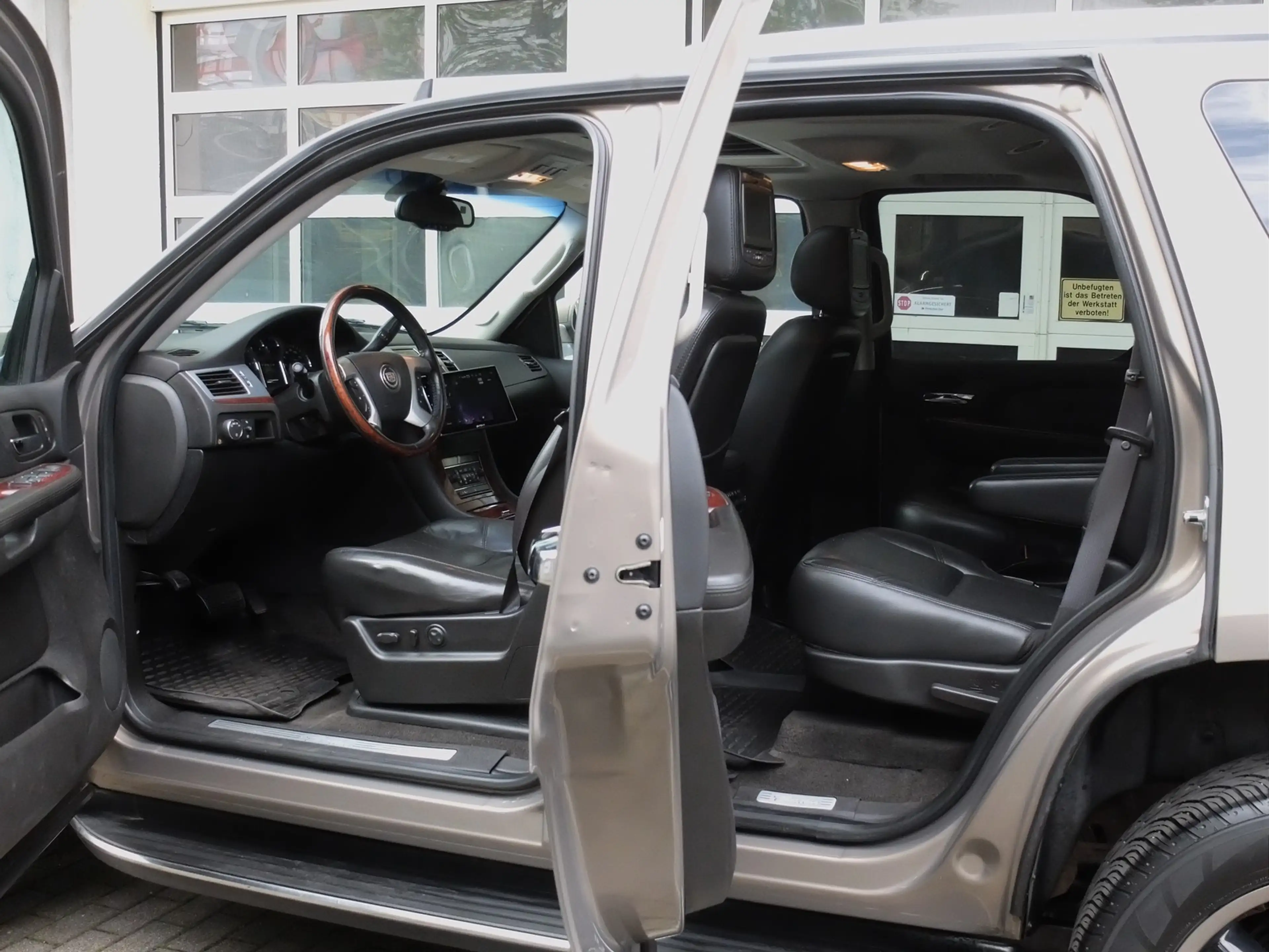 Cadillac Escalade GMT900 6.2 V8 Sport Luxury — photo 9