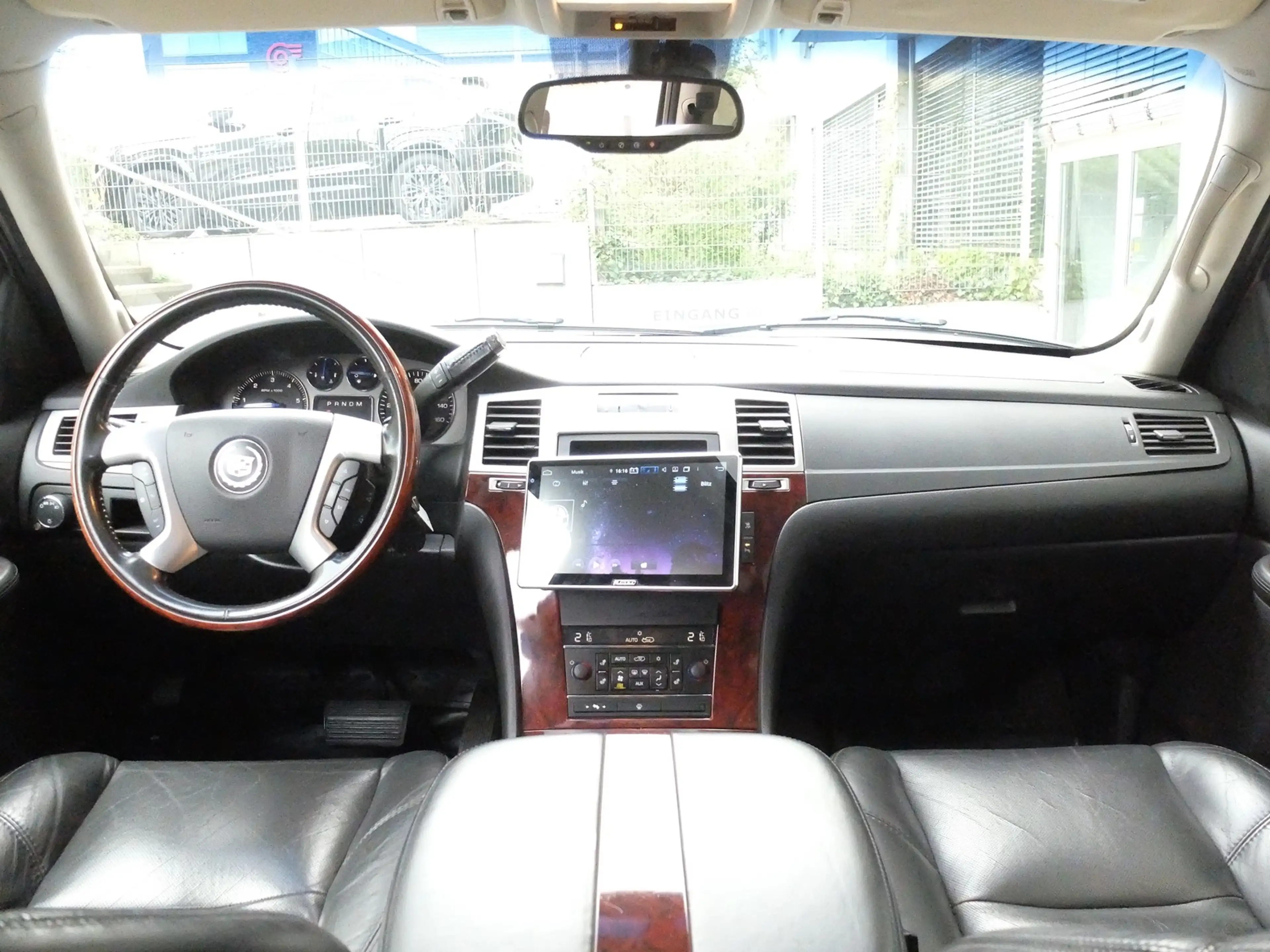 Cadillac Escalade GMT900 6.2 V8 Sport Luxury — photo 14