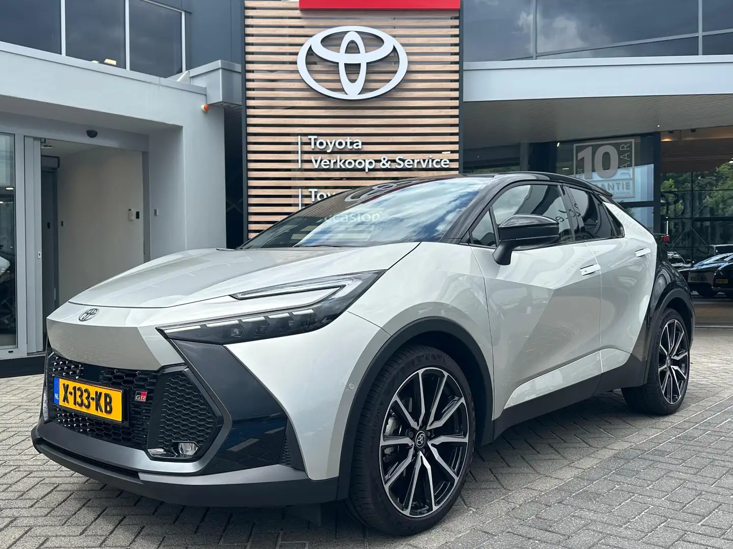 Toyota C-HR HYBRID 200 GR-SPORT PREMIERE EDITION PANODAK 360° Grijs - 1