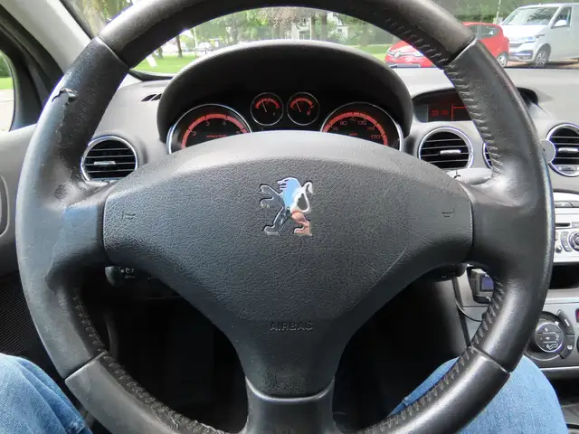 Peugeot 308 view 11