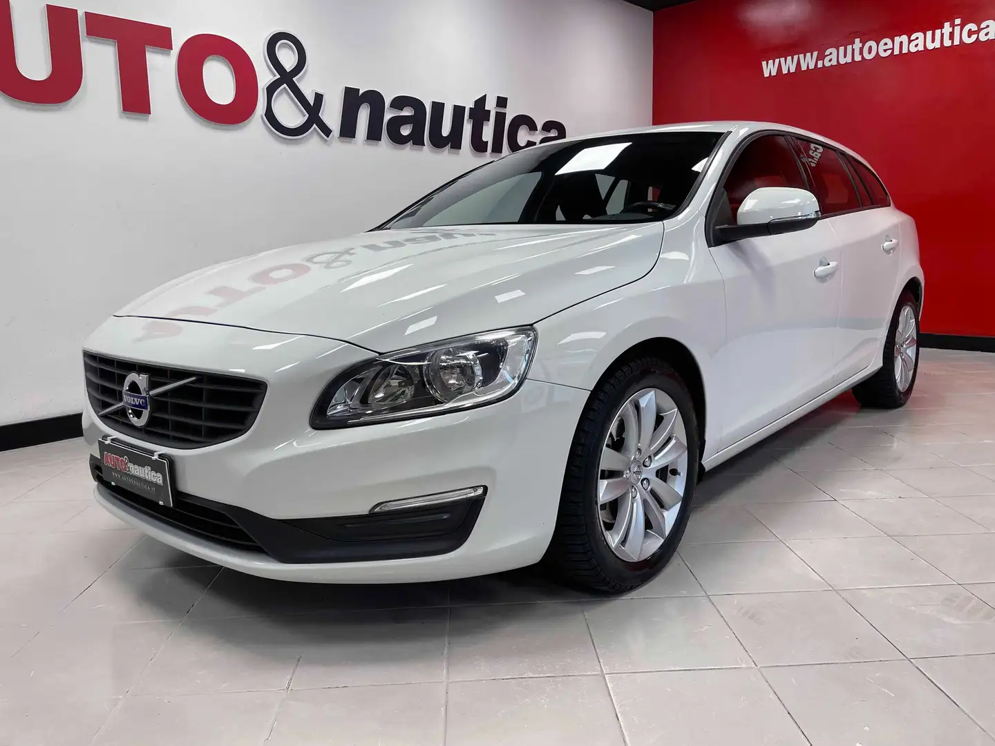 Volvo V60 2.0 D2 MOMENTUM Weiß - 1