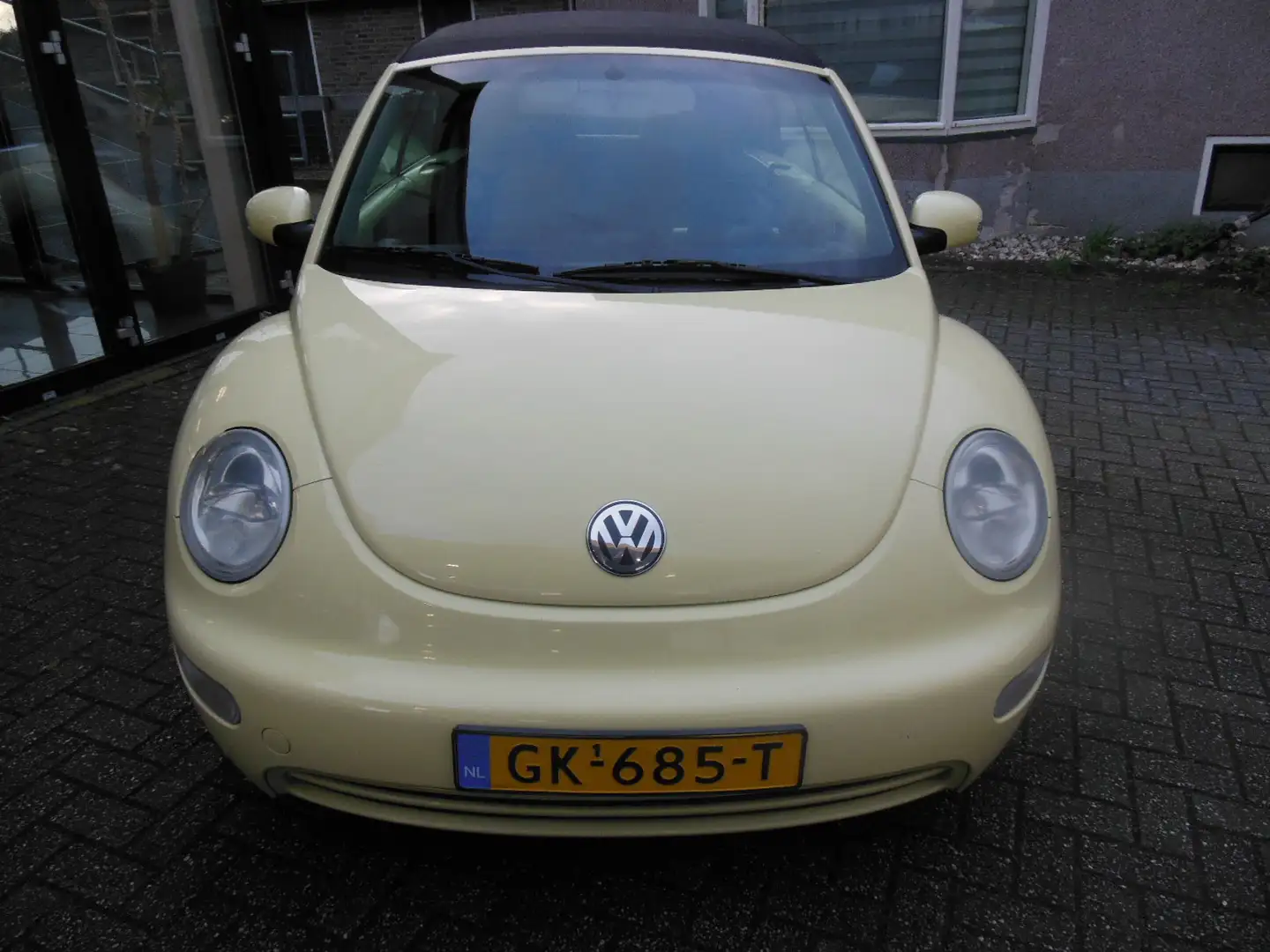 Volkswagen New Beetle Cabriolet 1.6 Highline Staat in De Krim Geel - 2