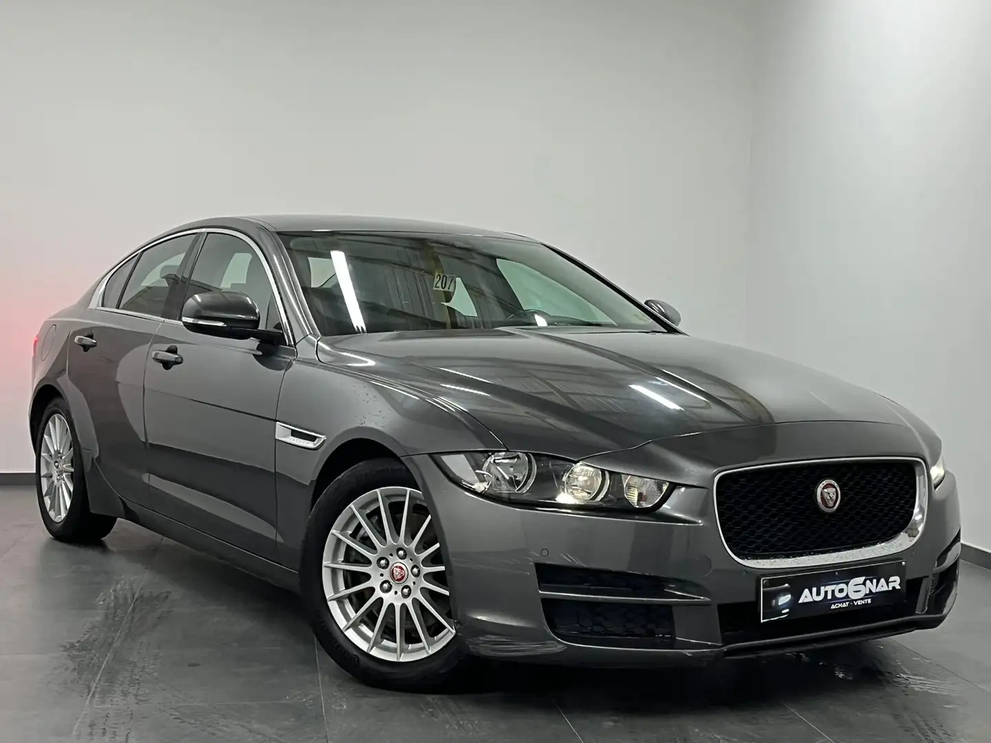 Jaguar XE 2.0 D EU6 - Navi - Cuir - Boite Auto - 1erMain Gris - 1