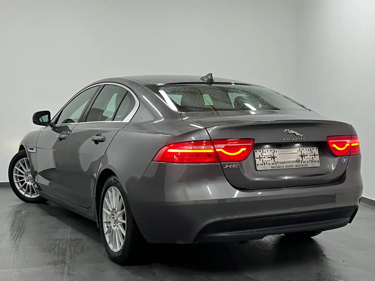 Jaguar XE 2.0 D EU6 - Navi - Cuir - Boite Auto - 1erMain Gris - 2