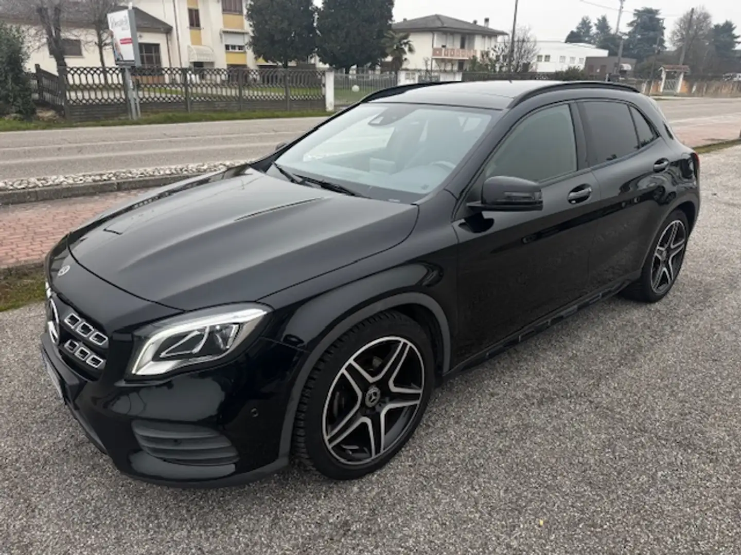 Mercedes-Benz GLA 200 GLA 200 d Sport auto Schwarz - 1