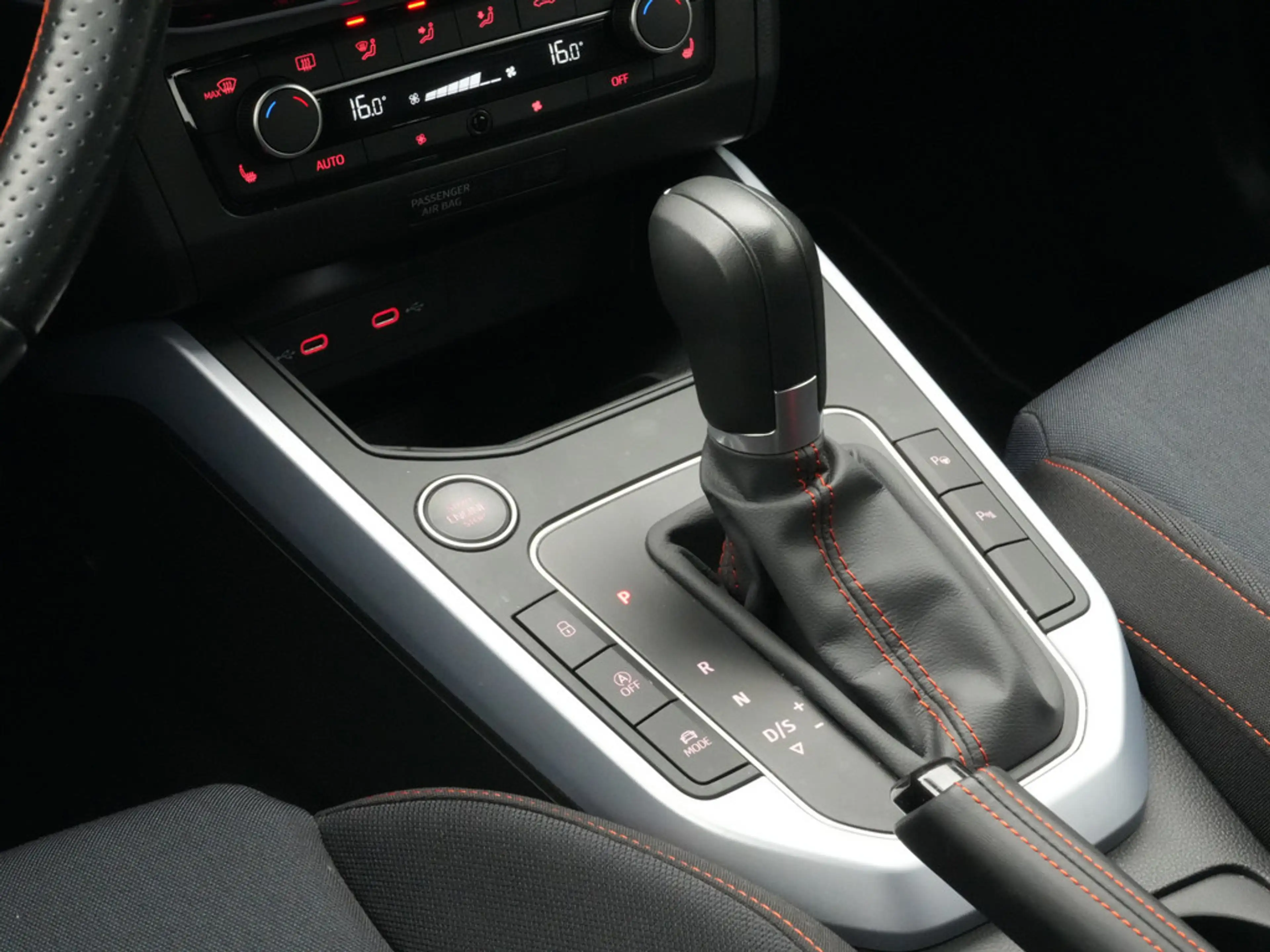 SEAT Arona FR DSG PDC NAVI CARPLAY KAM VIRT ACC SHZ — photo 11