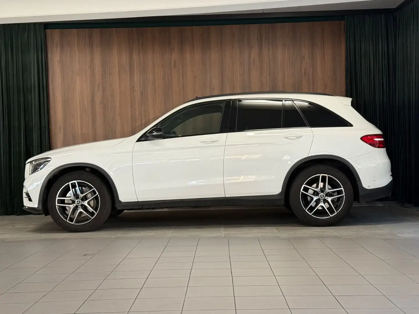 Mercedes-Benz GLC 250 d AMG 4M°Night°LED°Pano°AHK°H&k° Weiß - 2