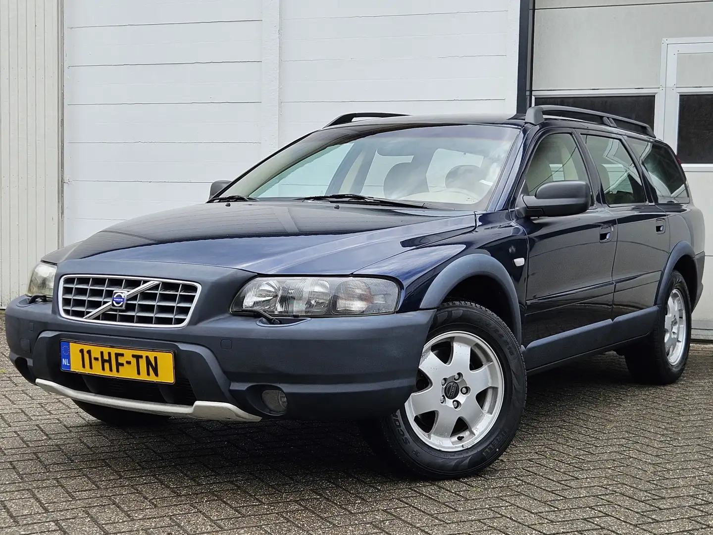 Volvo V70 Cross Country 2.4 T Ocean Race /Automaat/Youngtime Blauw - 1