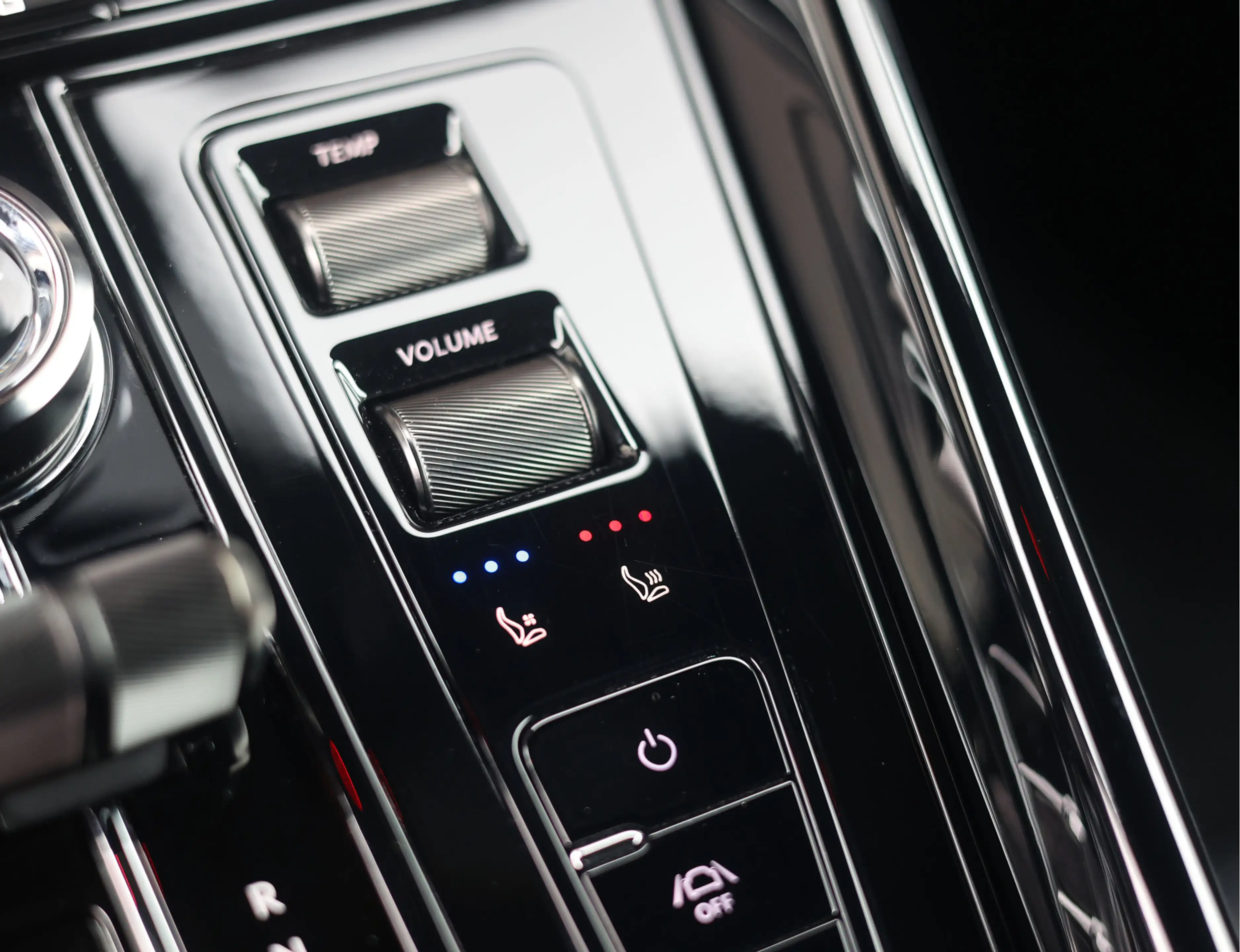 Aston Martin DB12 4.0 V8 — photo 25