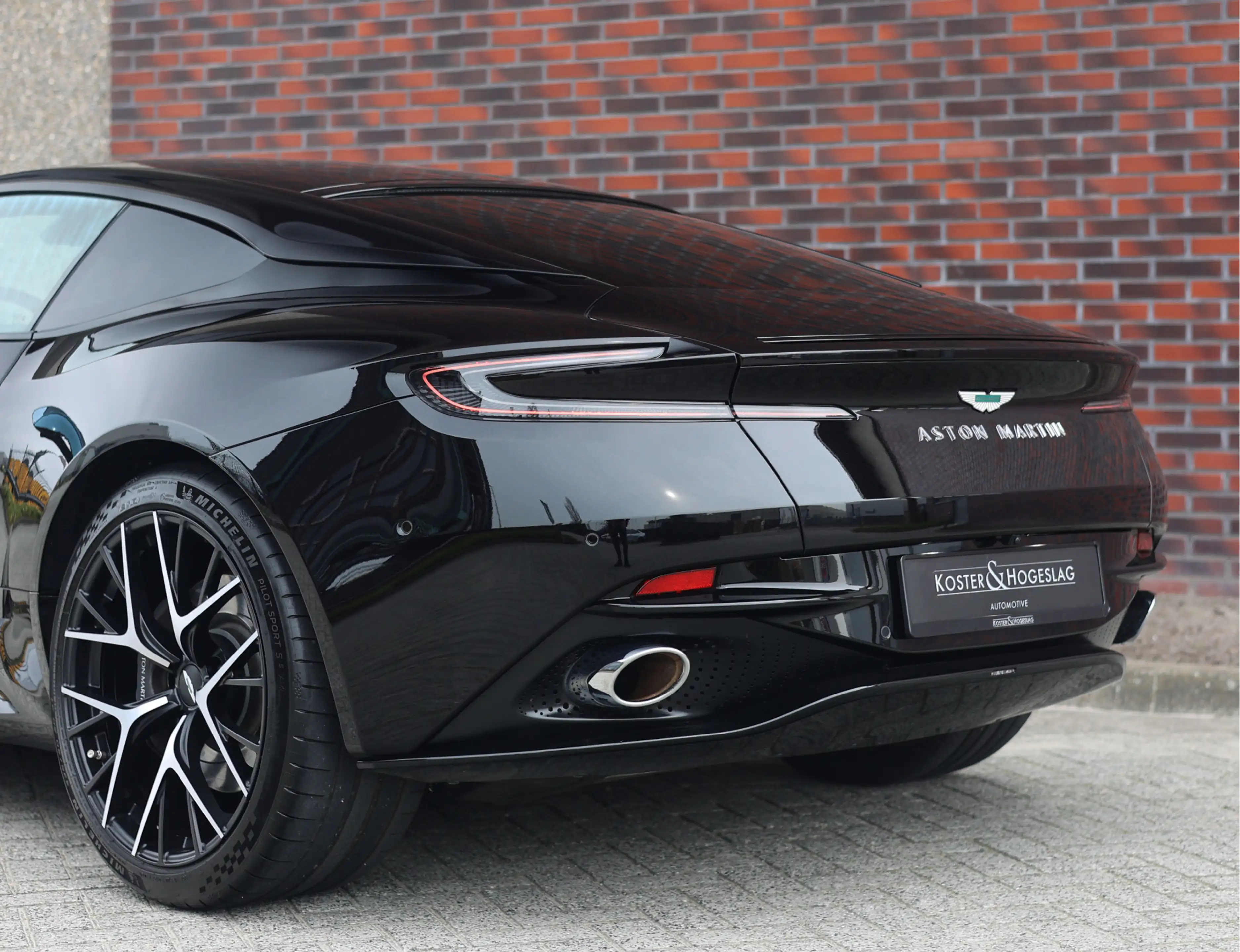 Aston Martin DB12 4.0 V8 — photo 20