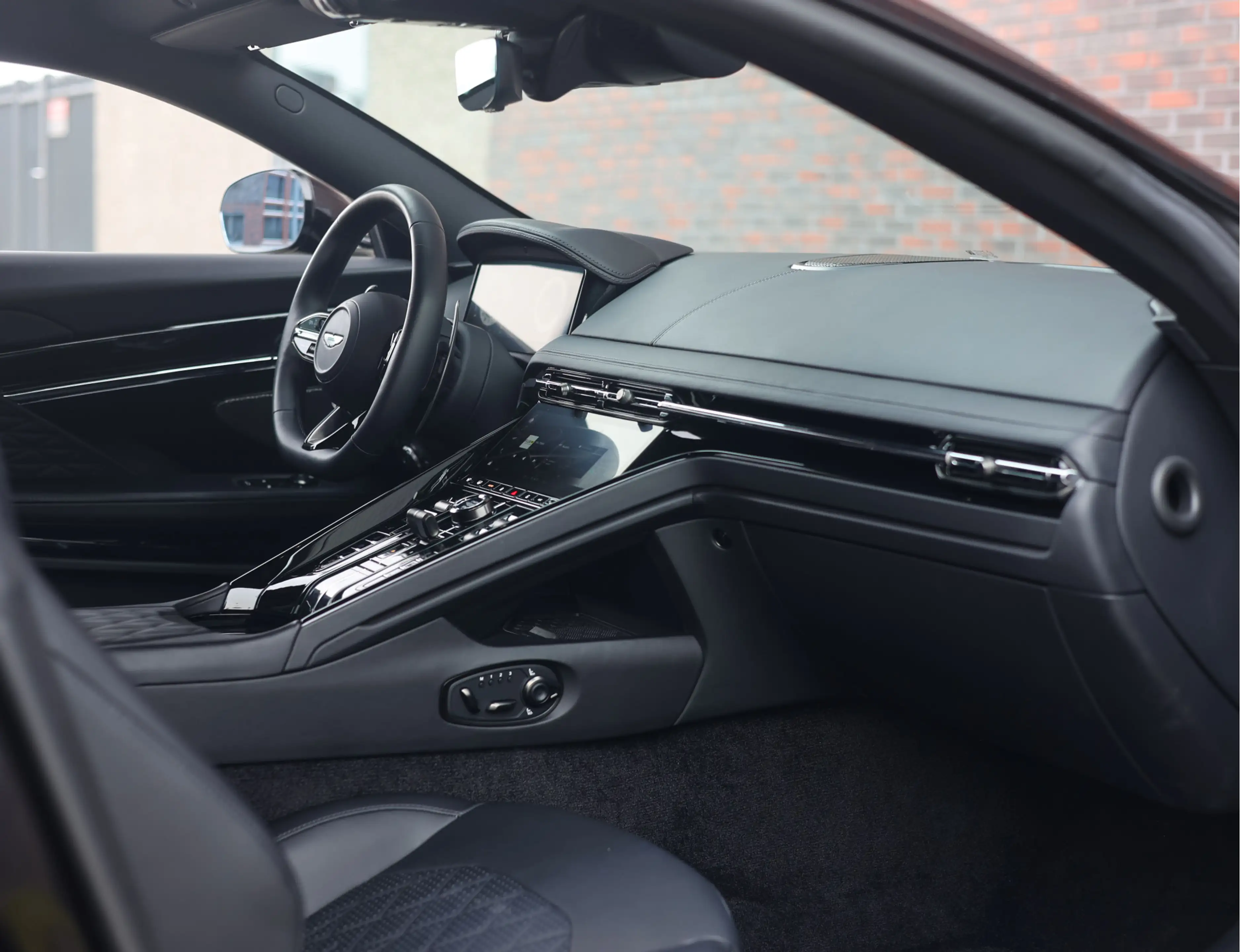 Aston Martin DB12 4.0 V8 — photo 22
