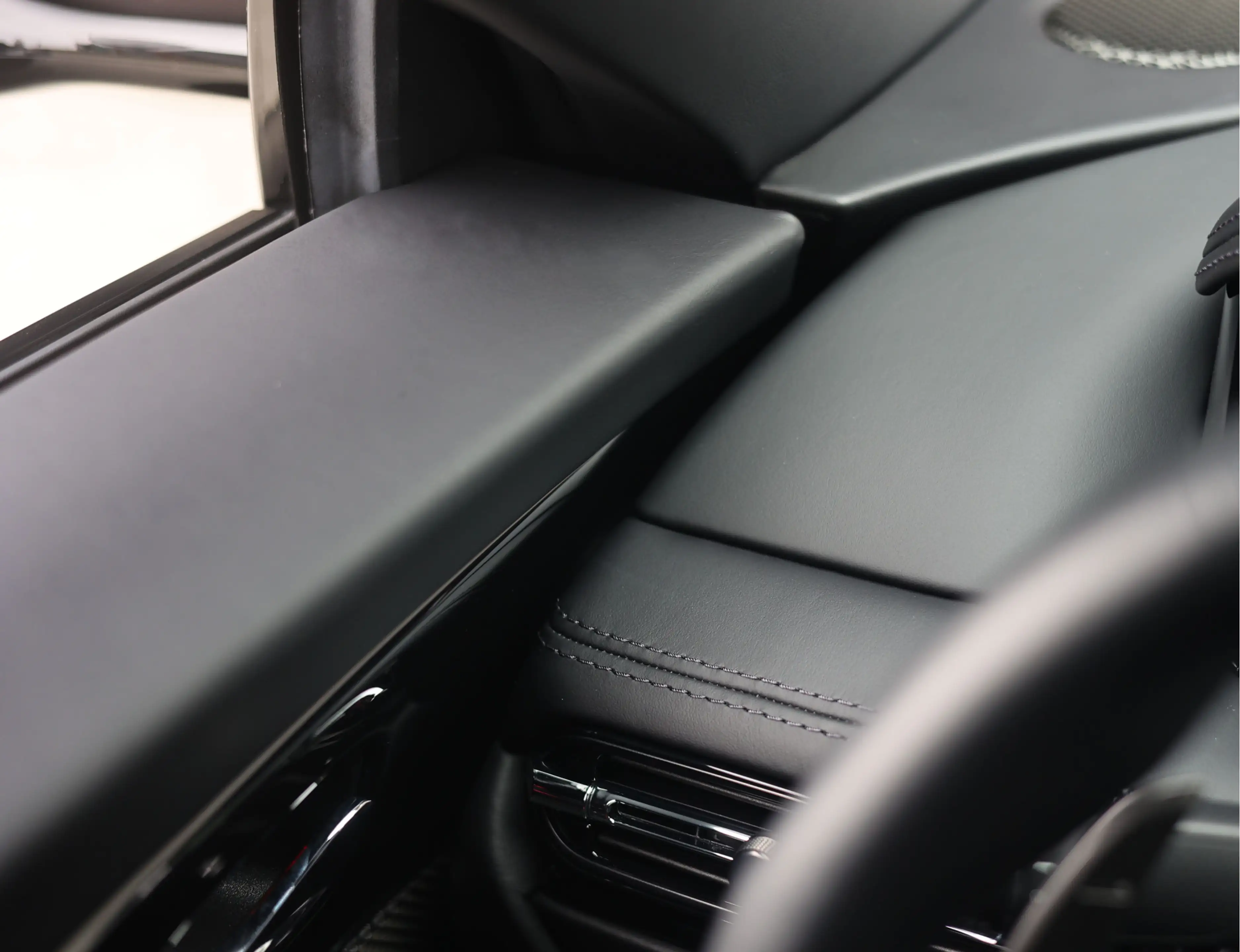 Aston Martin DB12 4.0 V8 — photo 31