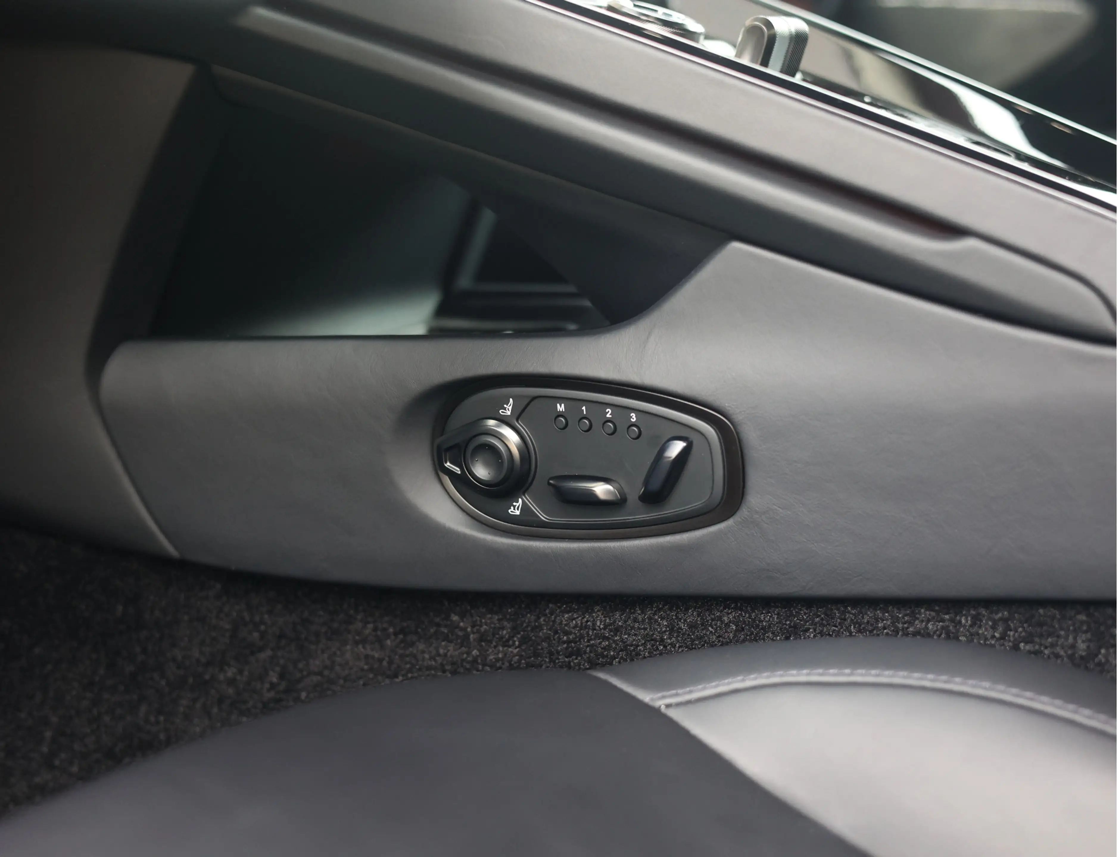 Aston Martin DB12 4.0 V8 — photo 24