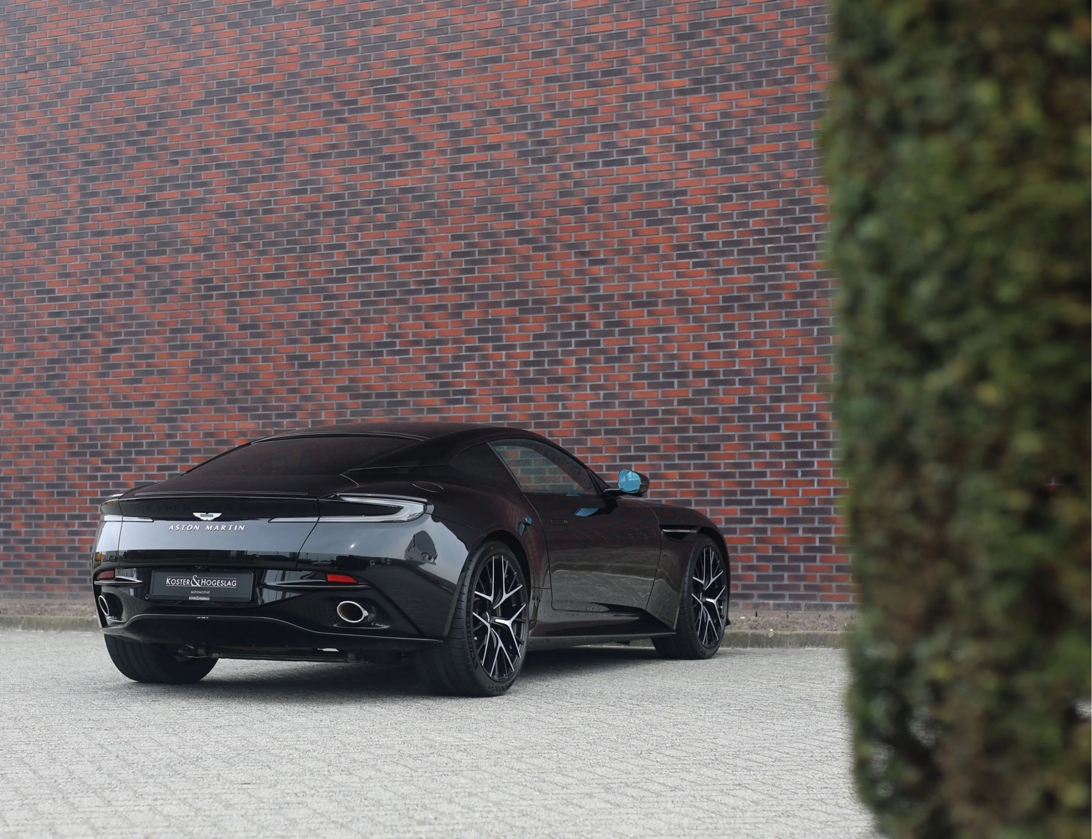Aston Martin DB12 4.0 V8 — photo 17