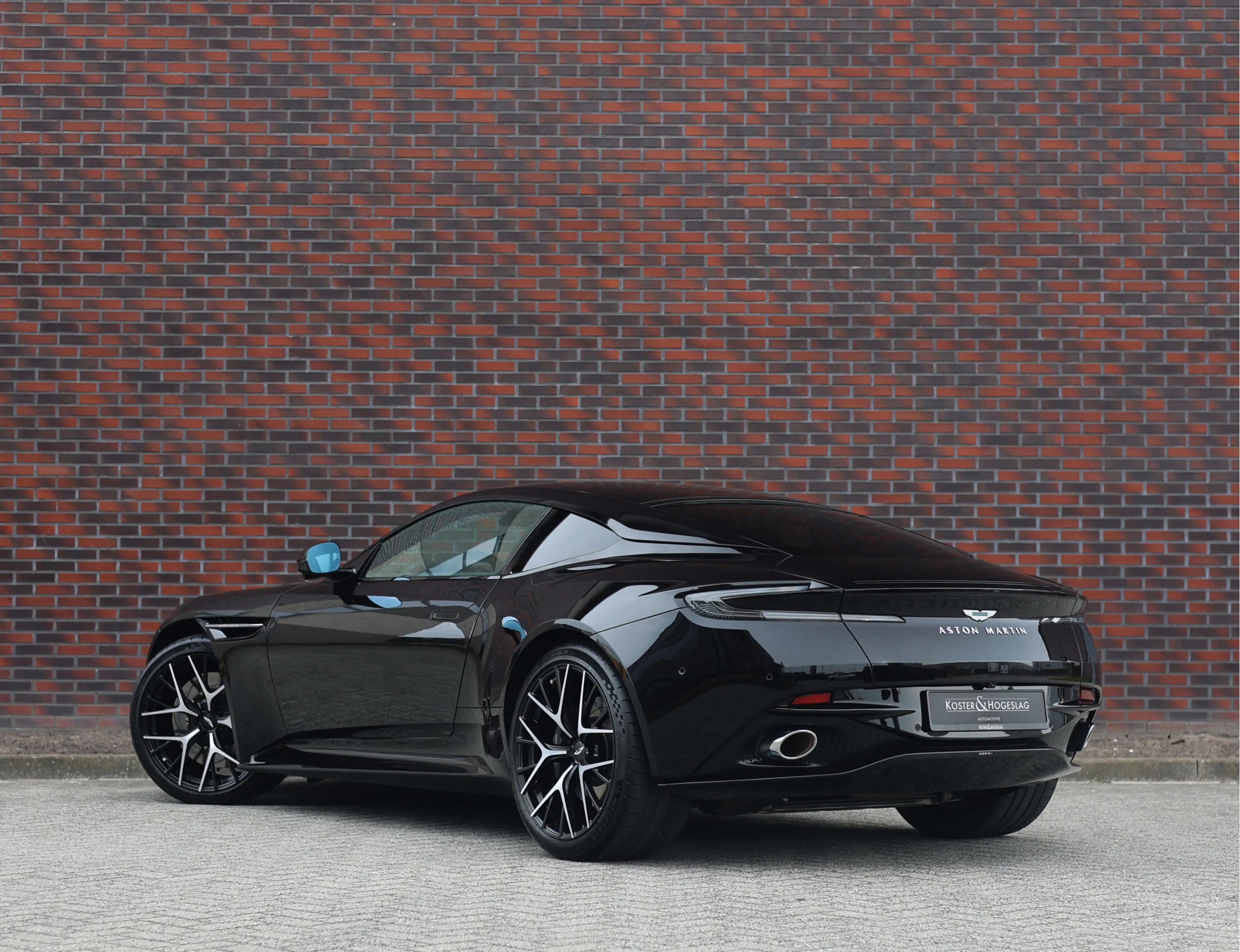 Aston Martin DB12 4.0 V8 — photo 2