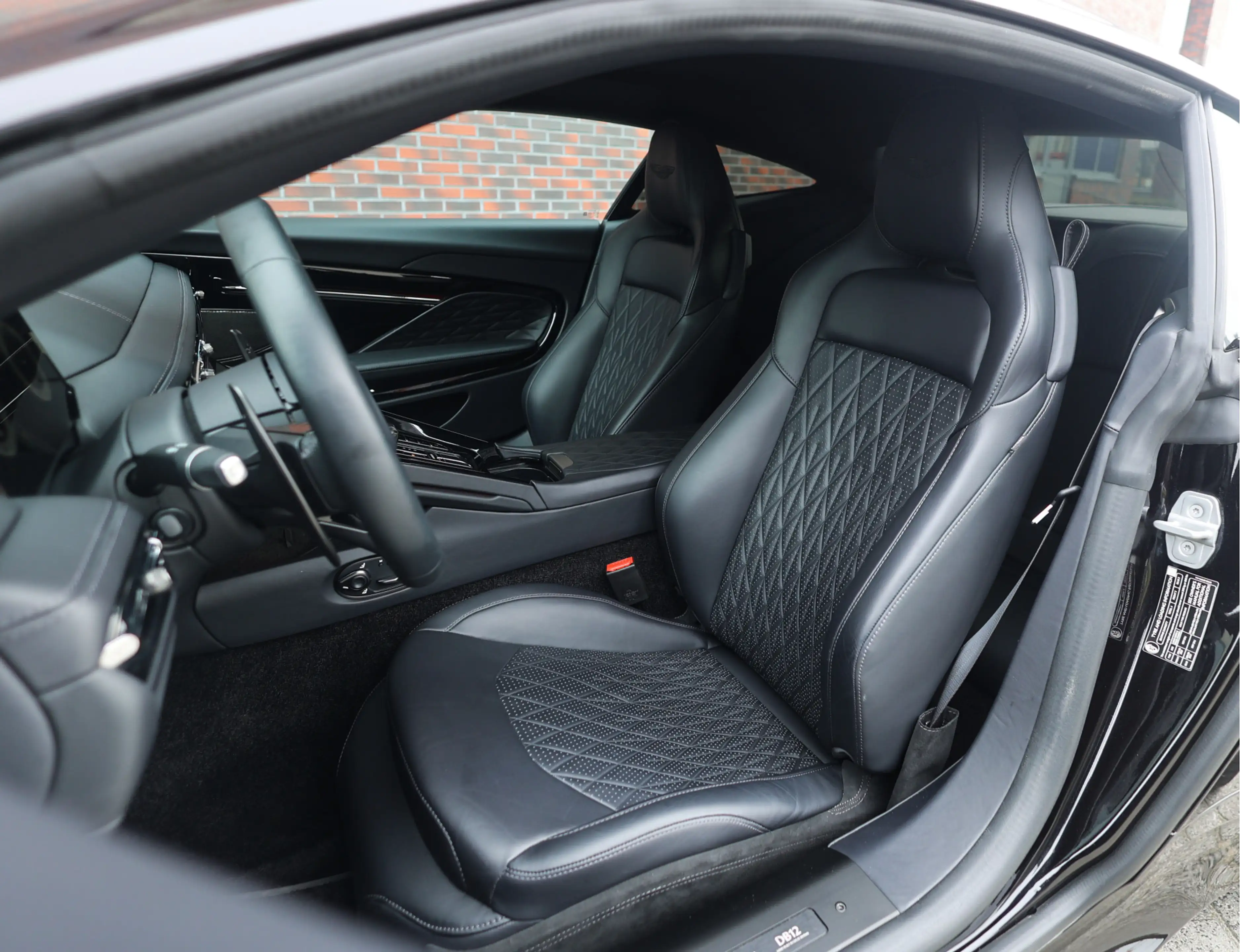 Aston Martin DB12 4.0 V8 — photo 23