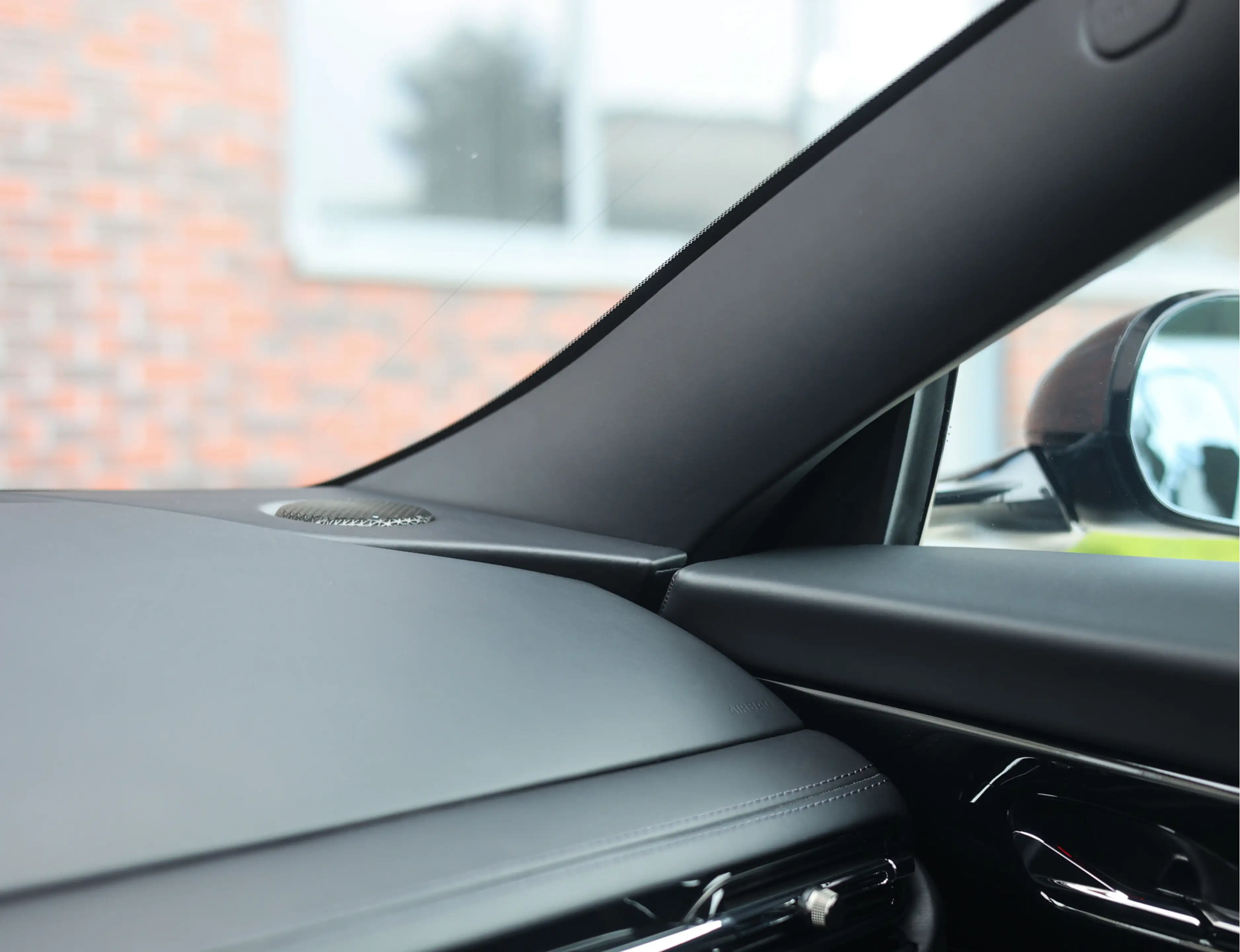 Aston Martin DB12 4.0 V8 — photo 33