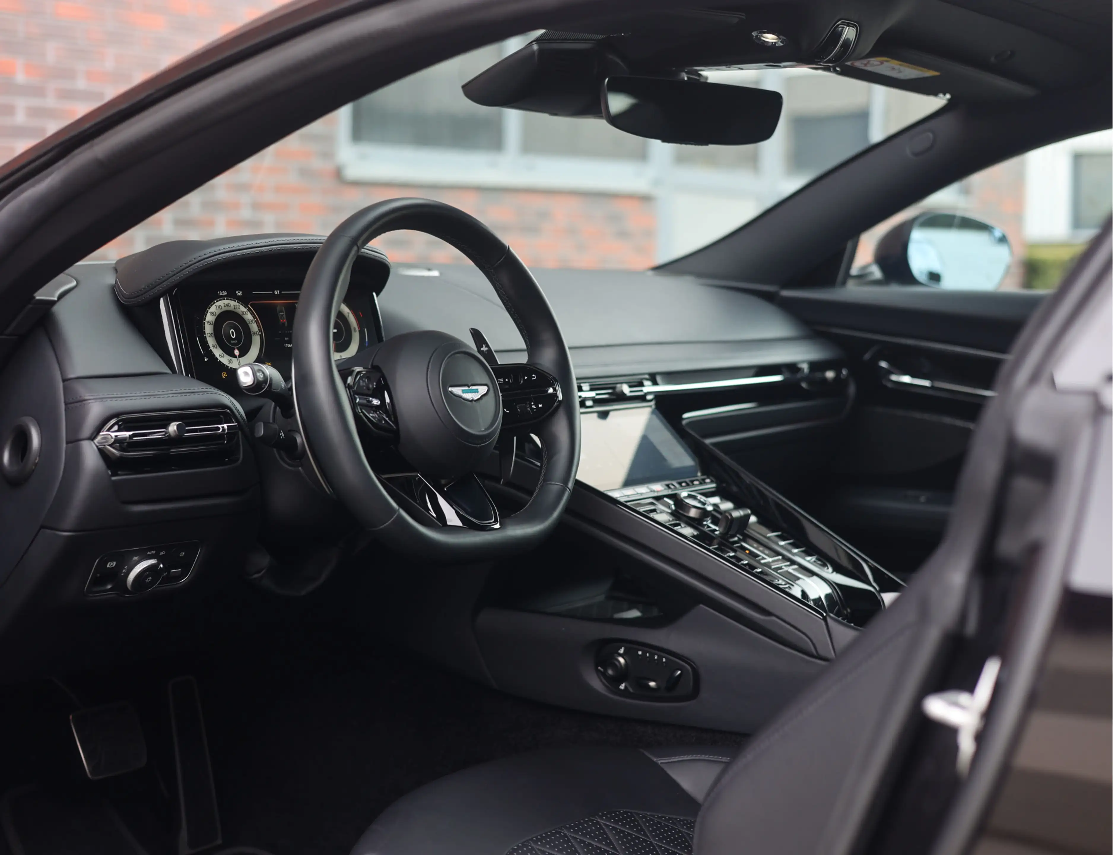 Aston Martin DB12 4.0 V8 — photo 27